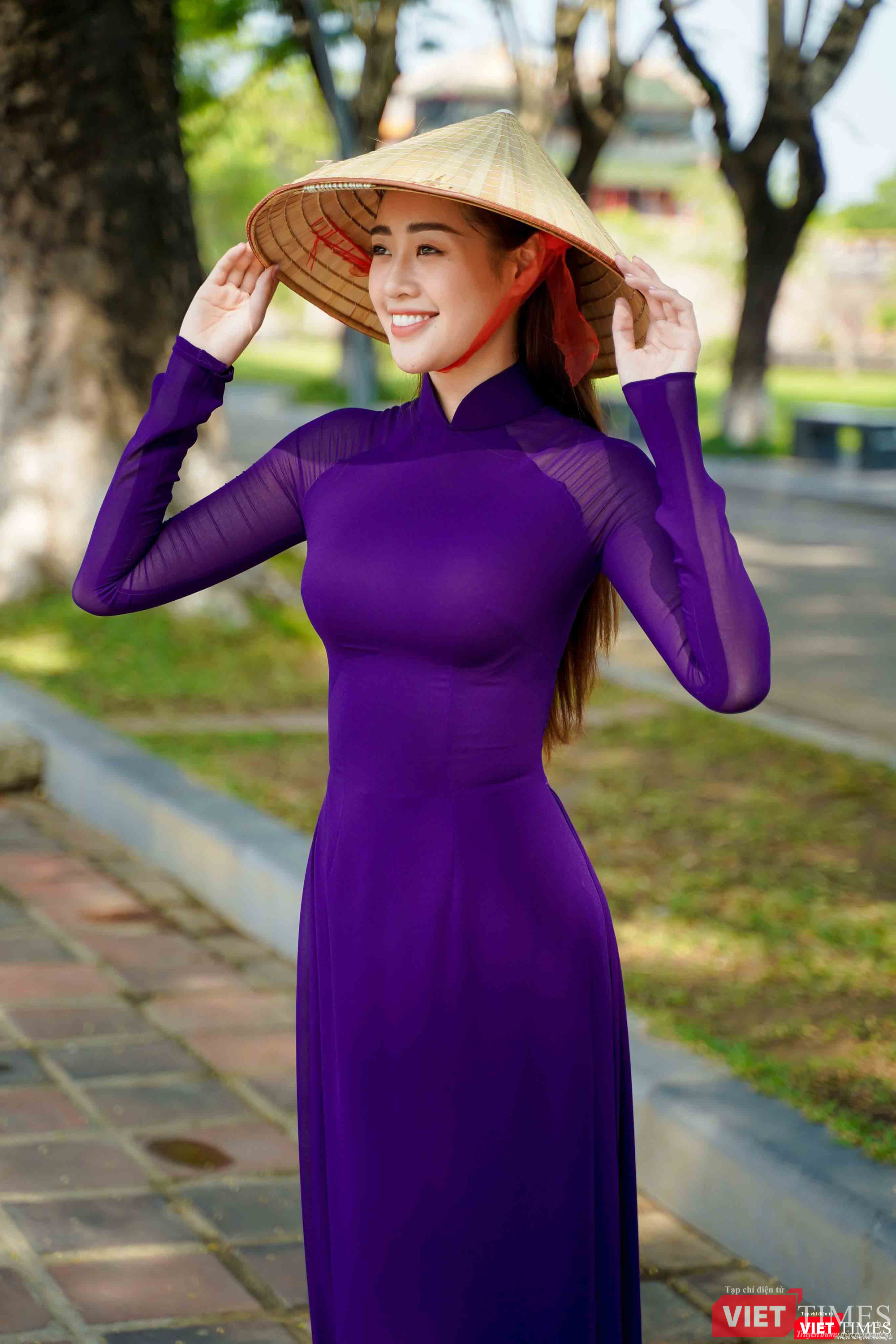 Hoa hậu Khánh Vân đồng thời giành được danh hiệu “Người đẹp Áo dài” tại Hoa hậu Hoàn vũ Việt Nam 2015