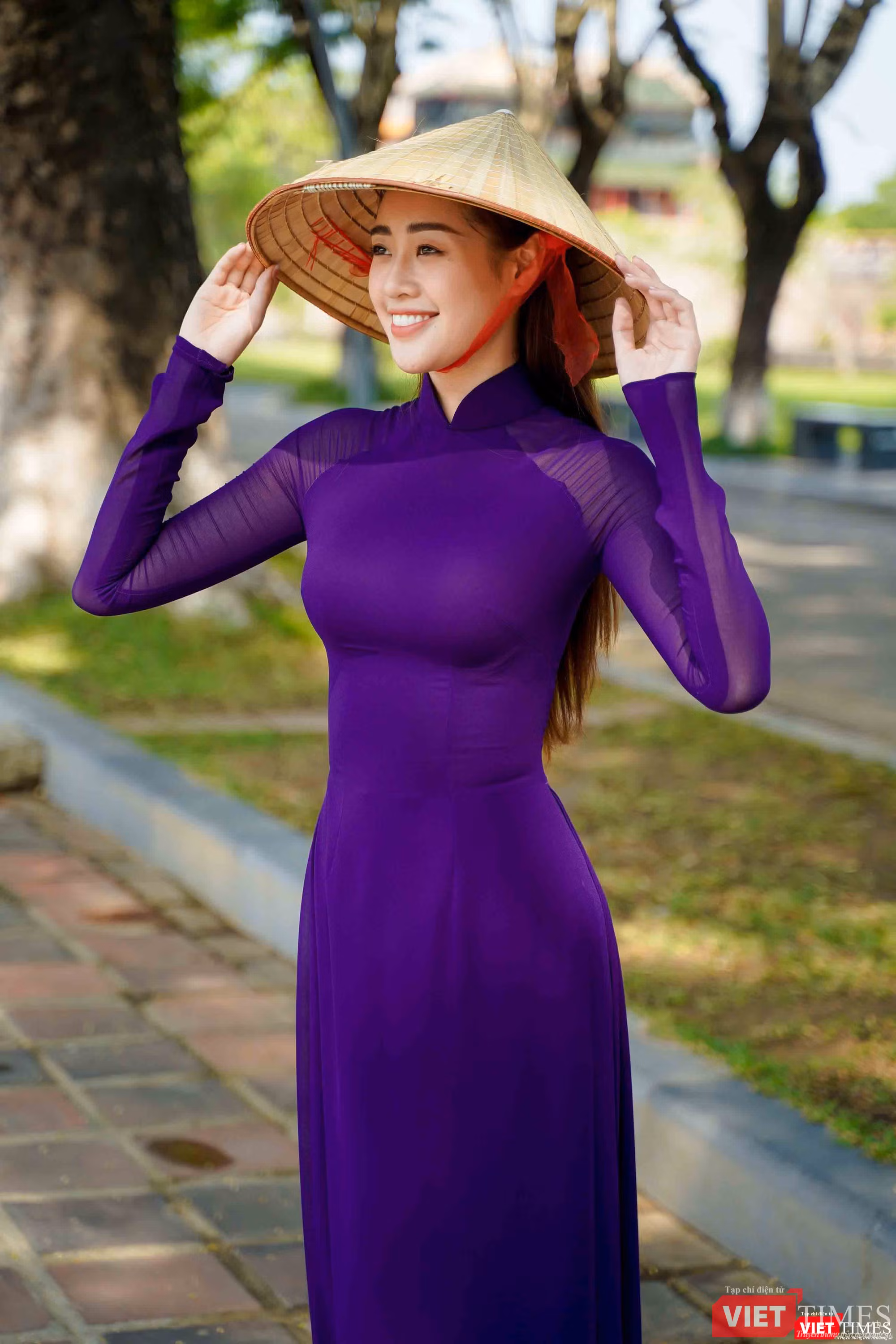 Hoa hậu Khánh Vân đồng thời giành được danh hiệu “Người đẹp Áo dài” tại Hoa hậu Hoàn vũ Việt Nam 2015