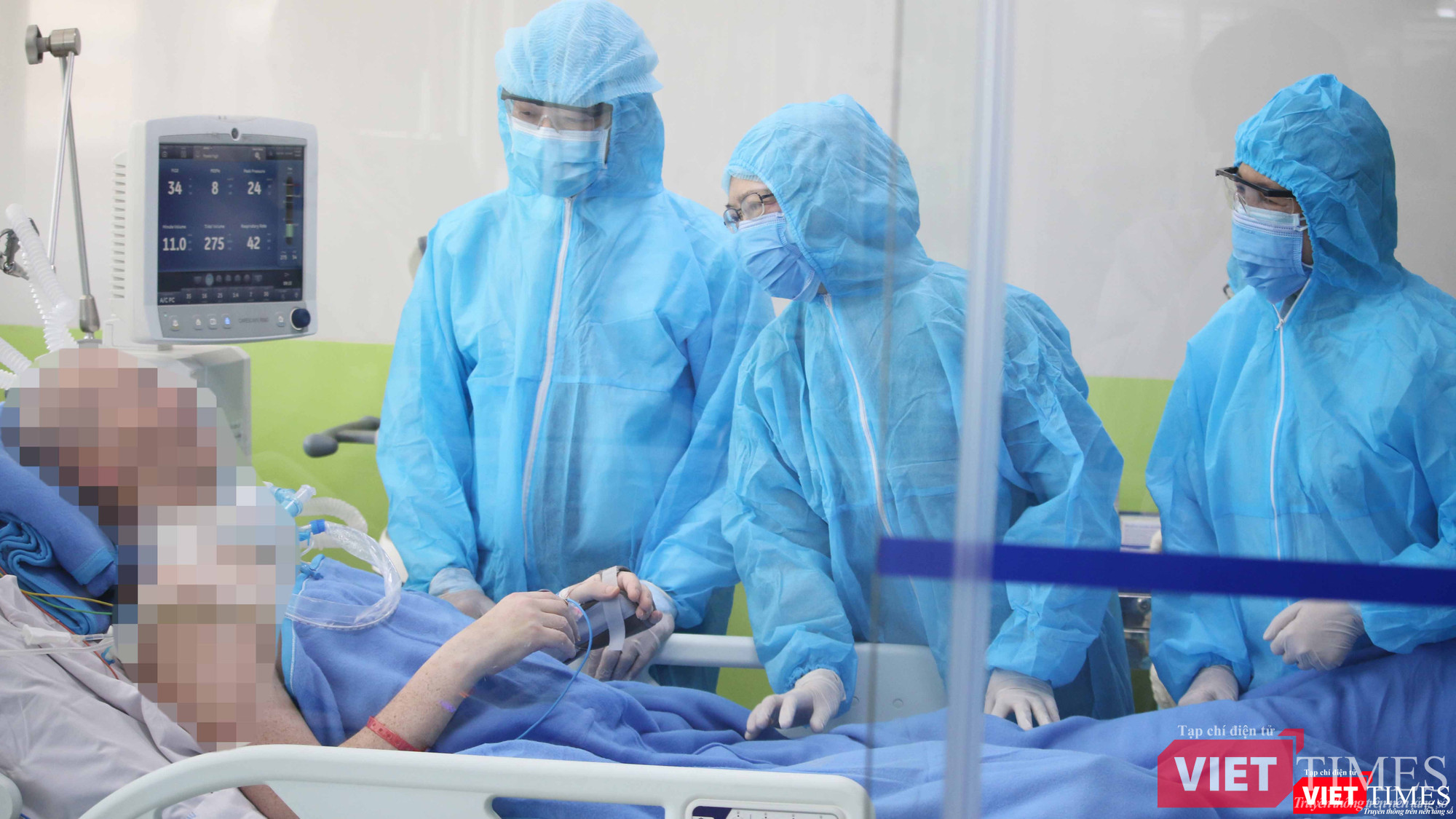 Từ trái sang: BS Nguyễn Tri Thức - GĐ BV Chợ Rẫy, BS Phan Thị Xuân - Trưởng khoa HSCC và BS Phạm Thị Ngọc Thảo - PGĐ (Ảnh: BVCR) vào thăm hỏi bệnh nhân 91