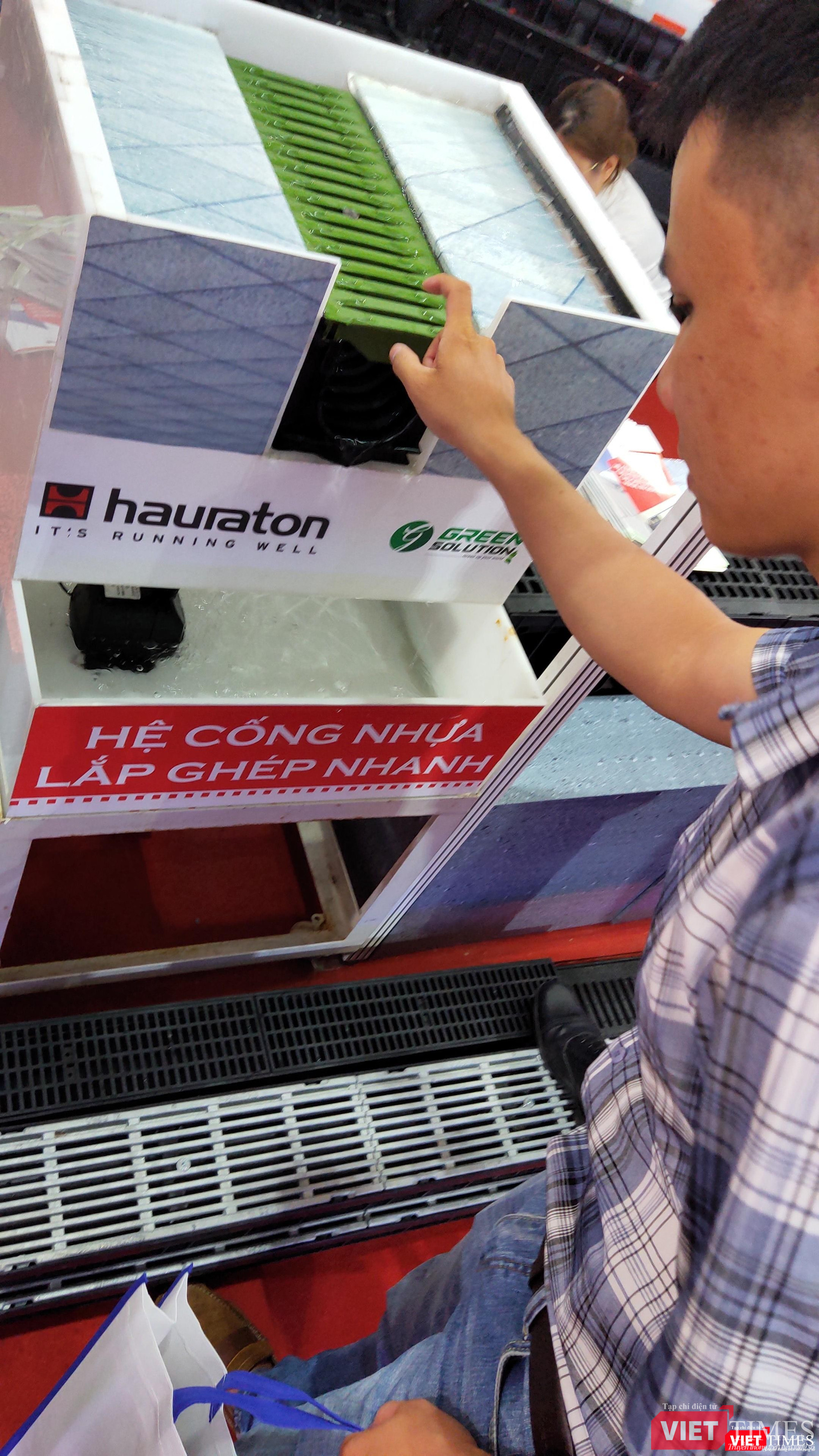 Hệ cống composite lắp ghép nhanh thu hút sự chú ý (Ảnh: Hòa Bình) 