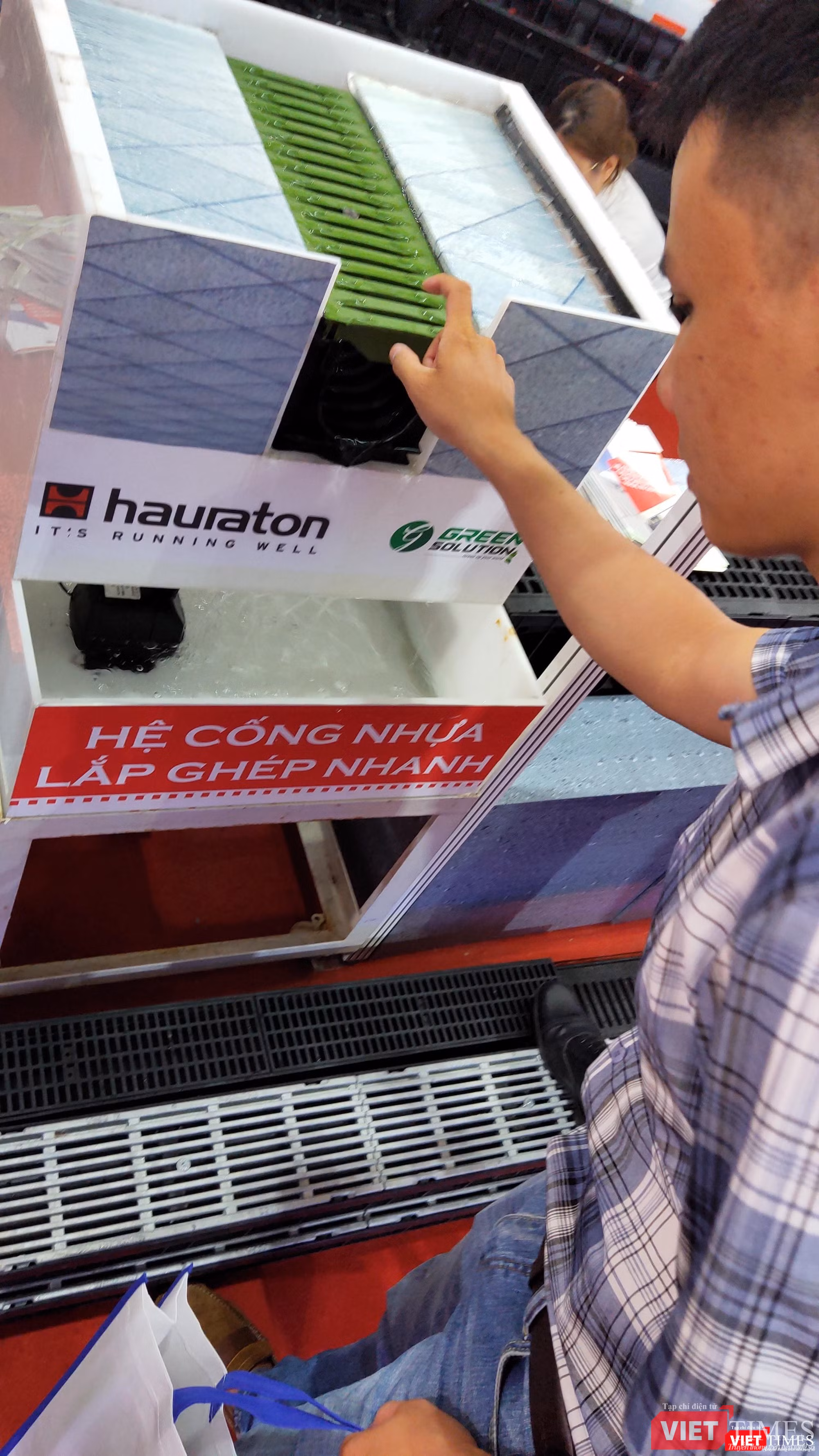 Hệ cống composite lắp ghép nhanh thu hút sự chú ý (Ảnh: Hòa Bình) 