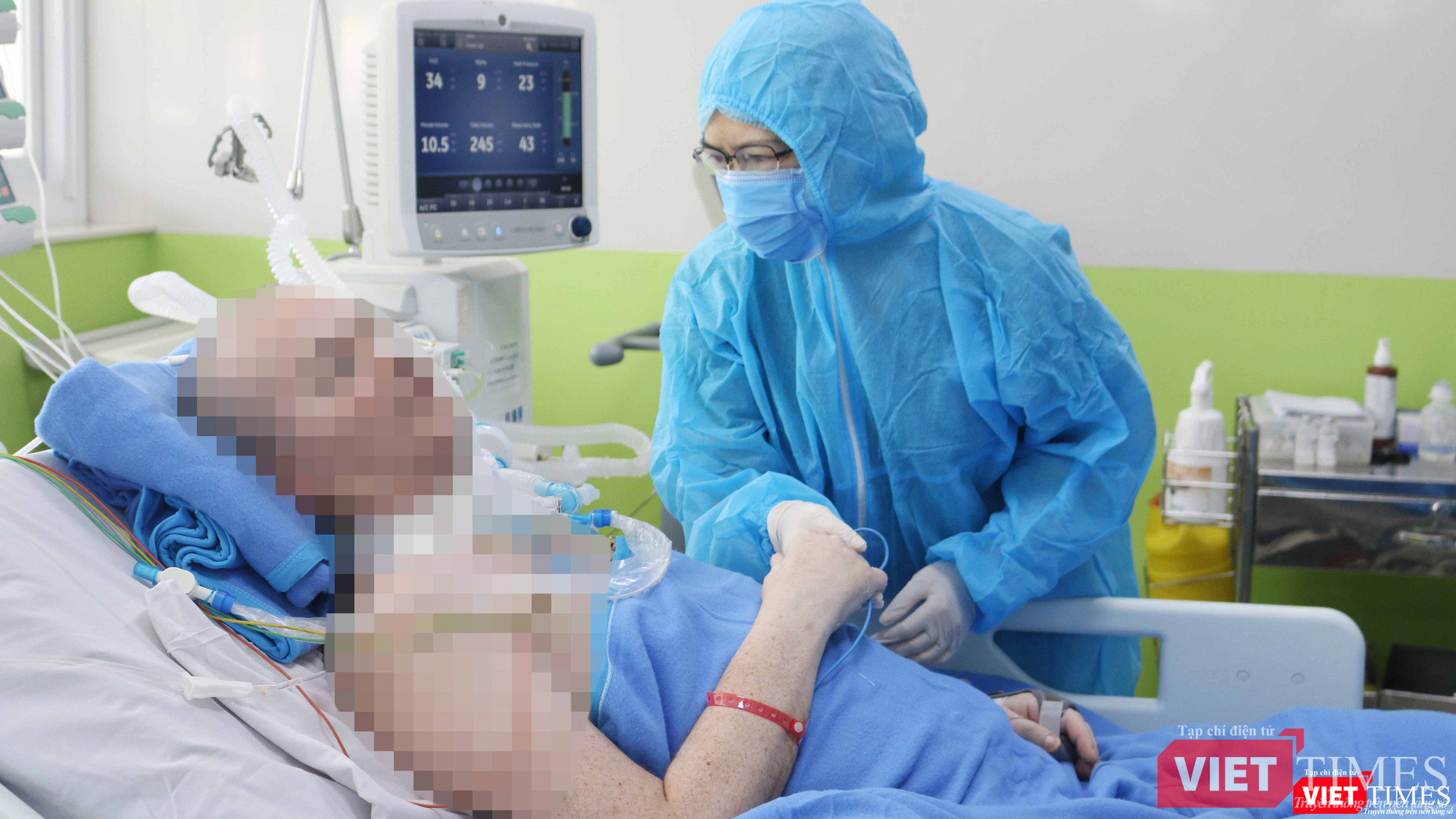 Bs Phan Thị Xuân - Trưởng Khoa HSCC BV Chợ Rẫy giao tiếp với bệnh nhân 91 (Ảnh: BVCR)