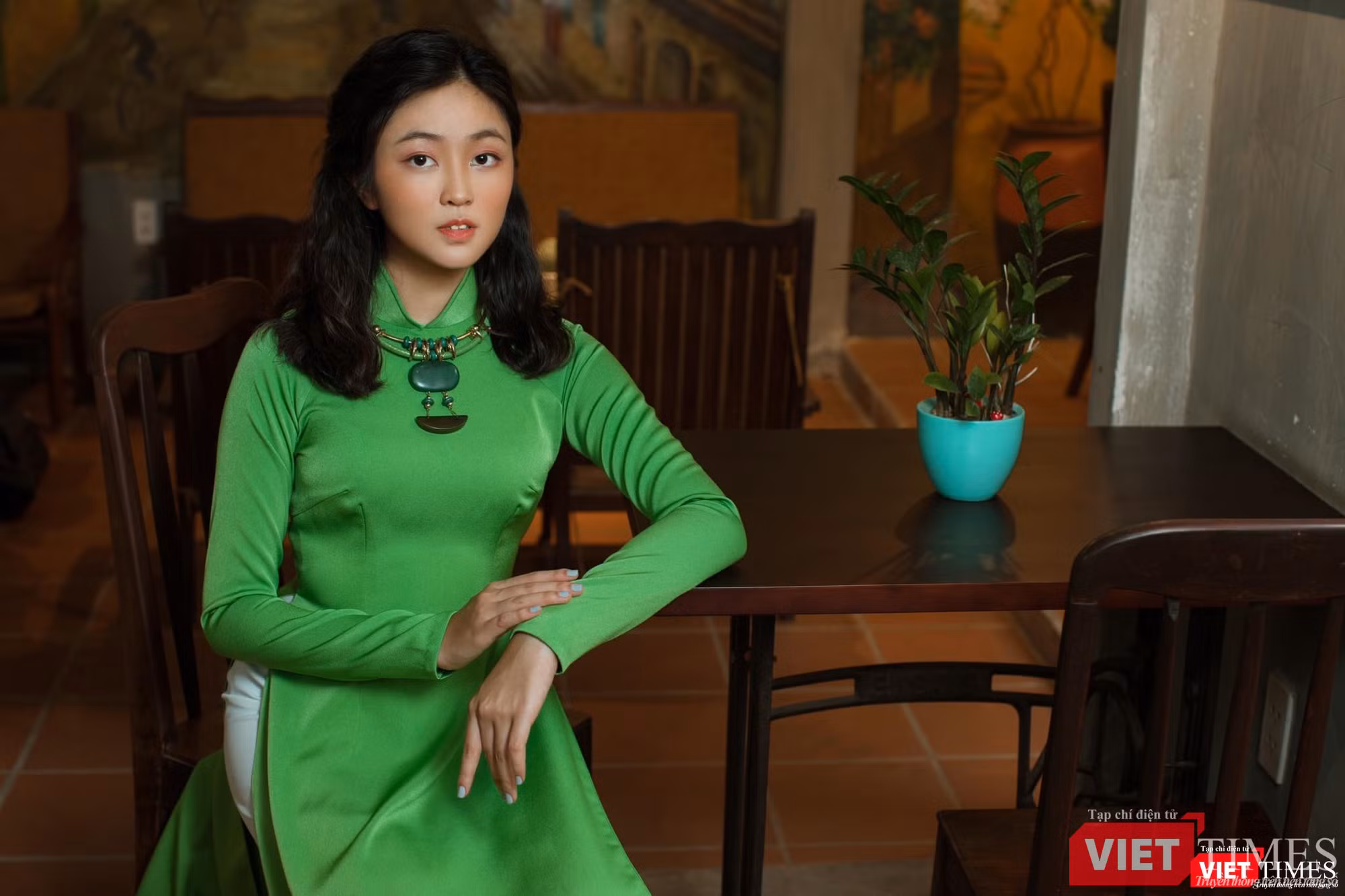 Với màu áo lụa xanh huyền ảo