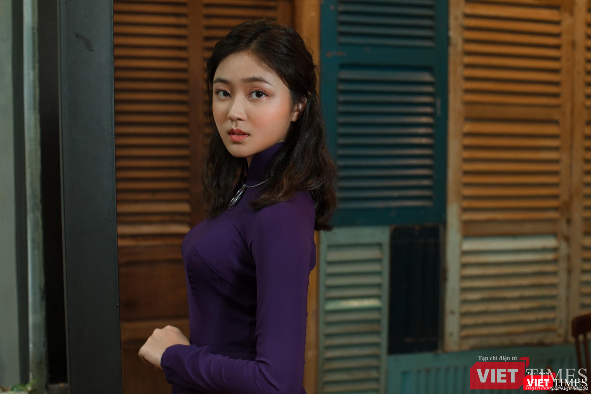 Vóc dáng nhỏ bé, thần thái thể hiện nét đoan trang của người con gái xuân thì Vóc dáng nhỏ bé, thần thái thể hiện nét đoan trang của người con gái xuân thì