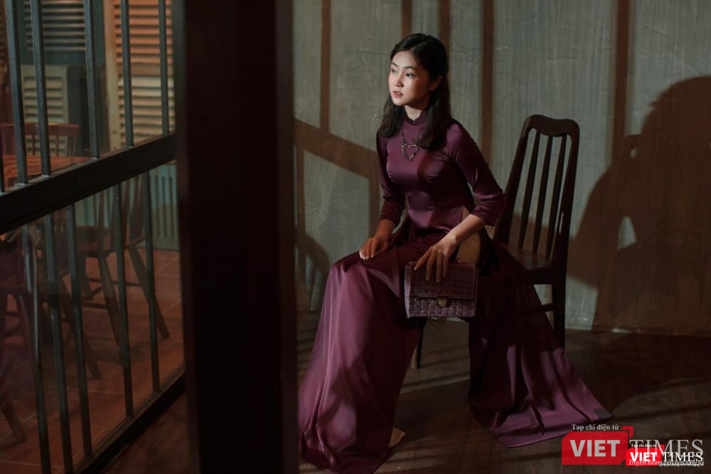 Trong căn phòng nhỏ, thiếu nữ trăng rằm chờ ngày xuân đang đến Trong căn phòng nhỏ, thiếu nữ trăng rằm chờ ngày xuân đang đến