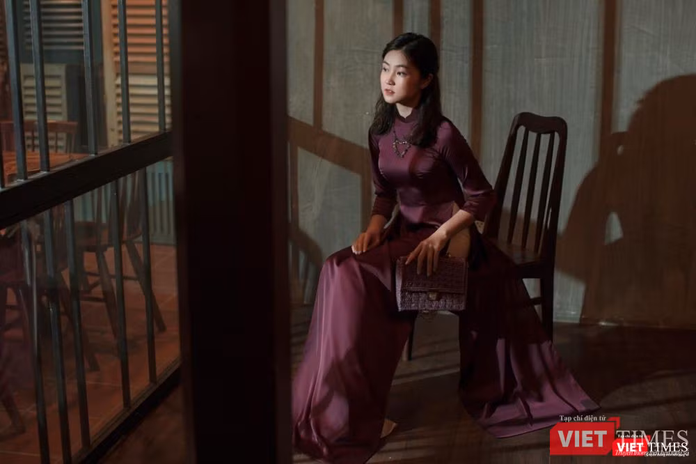 Trong căn phòng nhỏ, thiếu nữ trăng rằm chờ ngày xuân đang đến