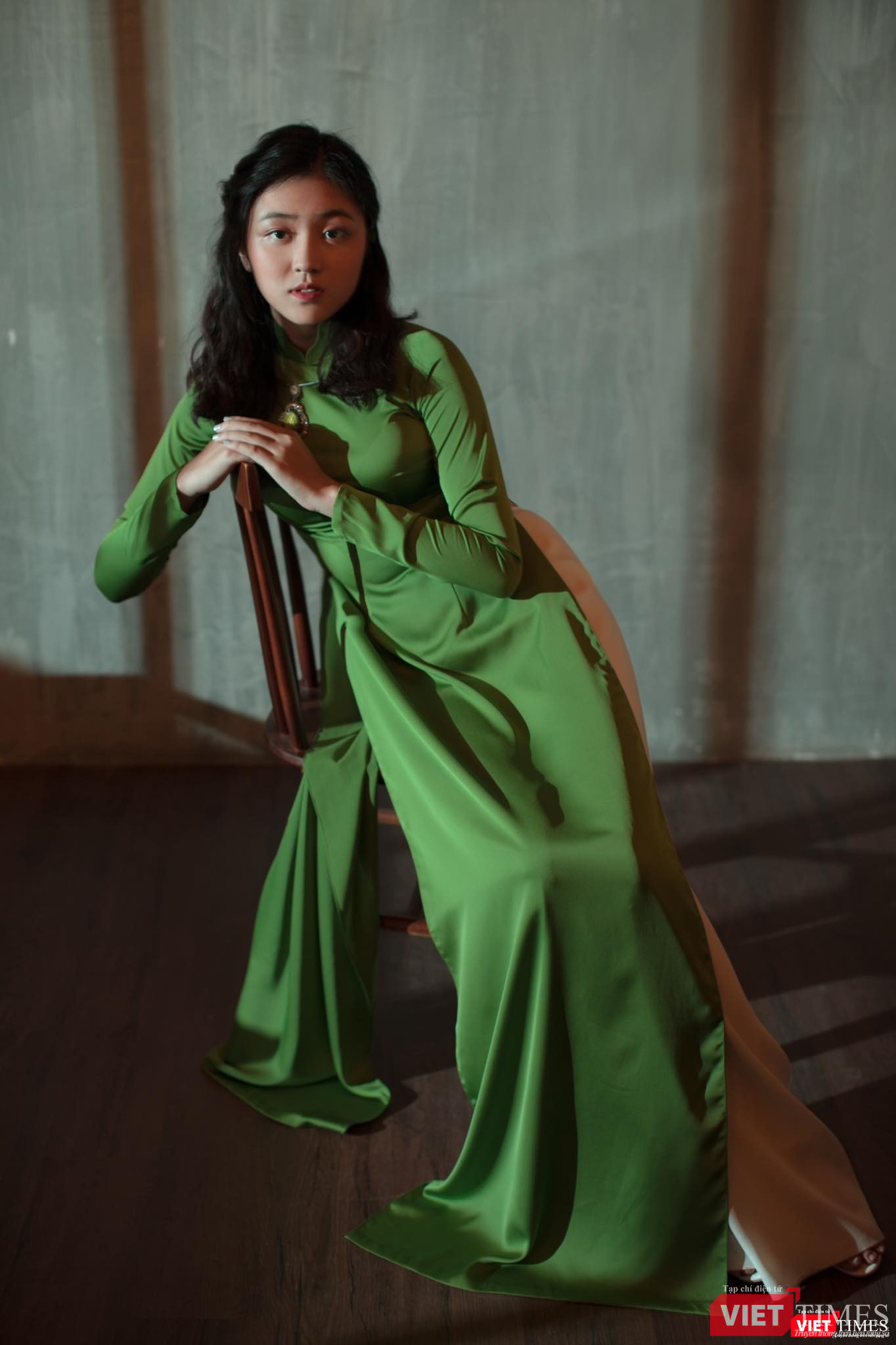 Cô người mẫu teen diễn ra chất của một thiếu nữ cổ điển Cô người mẫu teen diễn ra chất của một thiếu nữ cổ điển