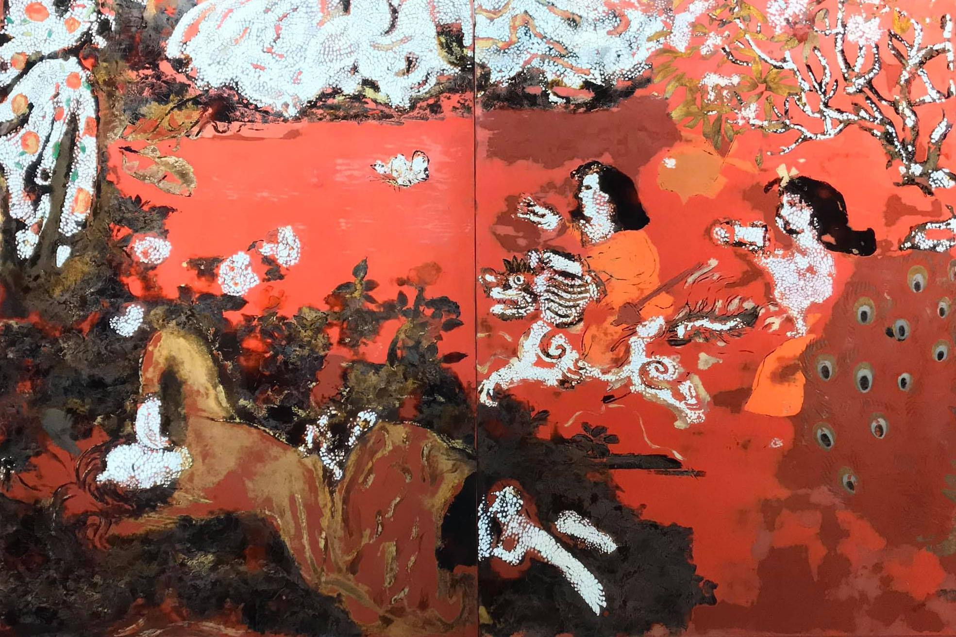 Ảnh chụp cận khu vực đã bị mất màu vàng, màu son đã bị thay thế bằng một màu mới khác hẳn, hình họa trừu tượng đã bj làm hỏng, trở nên thô kệch Ảnh chụp cận khu vực đã bị mất màu vàng, màu son đã bị thay thế bằng một màu mới khác hẳn, hình họa trừu tượng đã bj làm hỏng, trở nên thô kệch