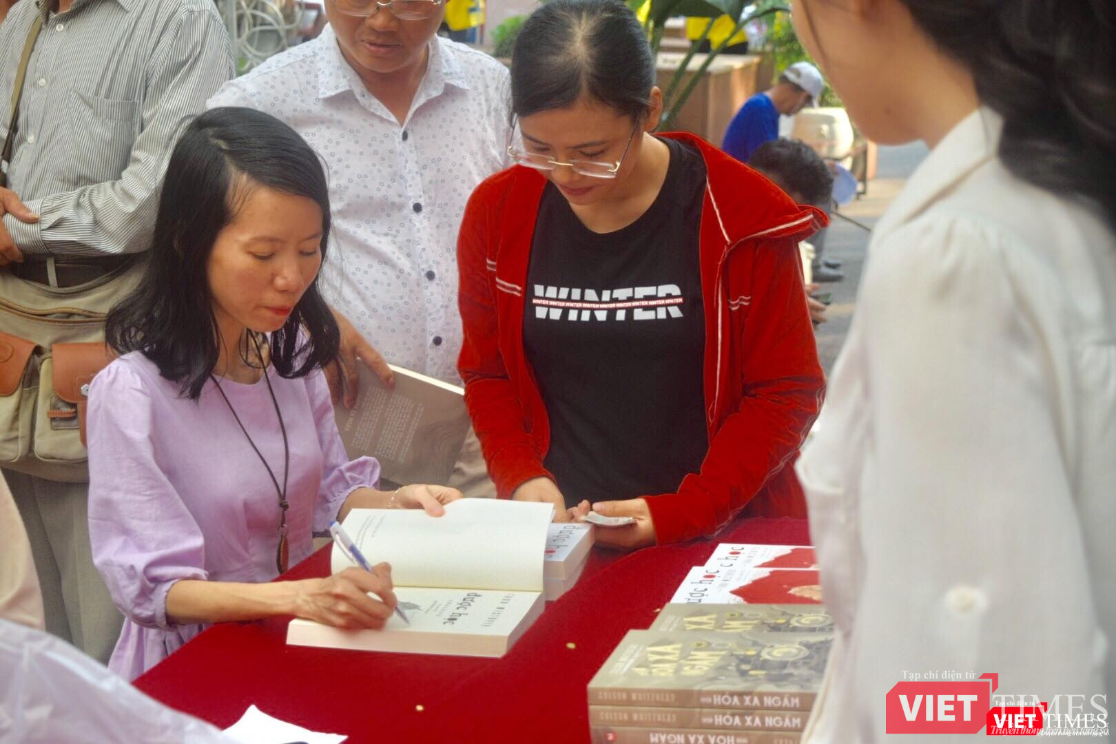 Mong có được chữ ký quý giá của Bích Lan để lưu lại những bài học cuộc sống hữu ích cho mình và gia đình
