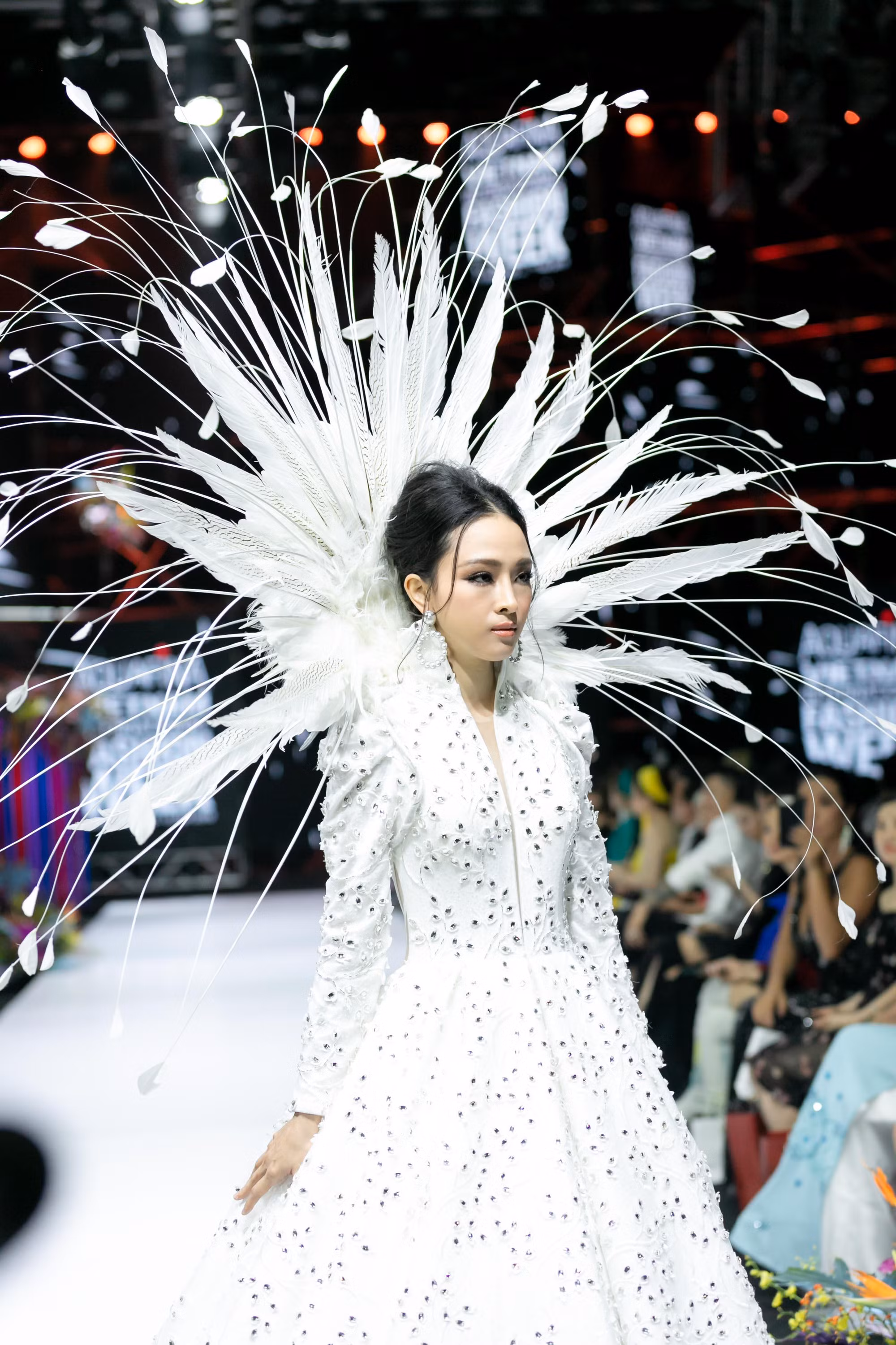 "Thoát xác" khỏi vẻ tiều tụy bấy lâu nay, Phương Nga đẹp rạng rỡ