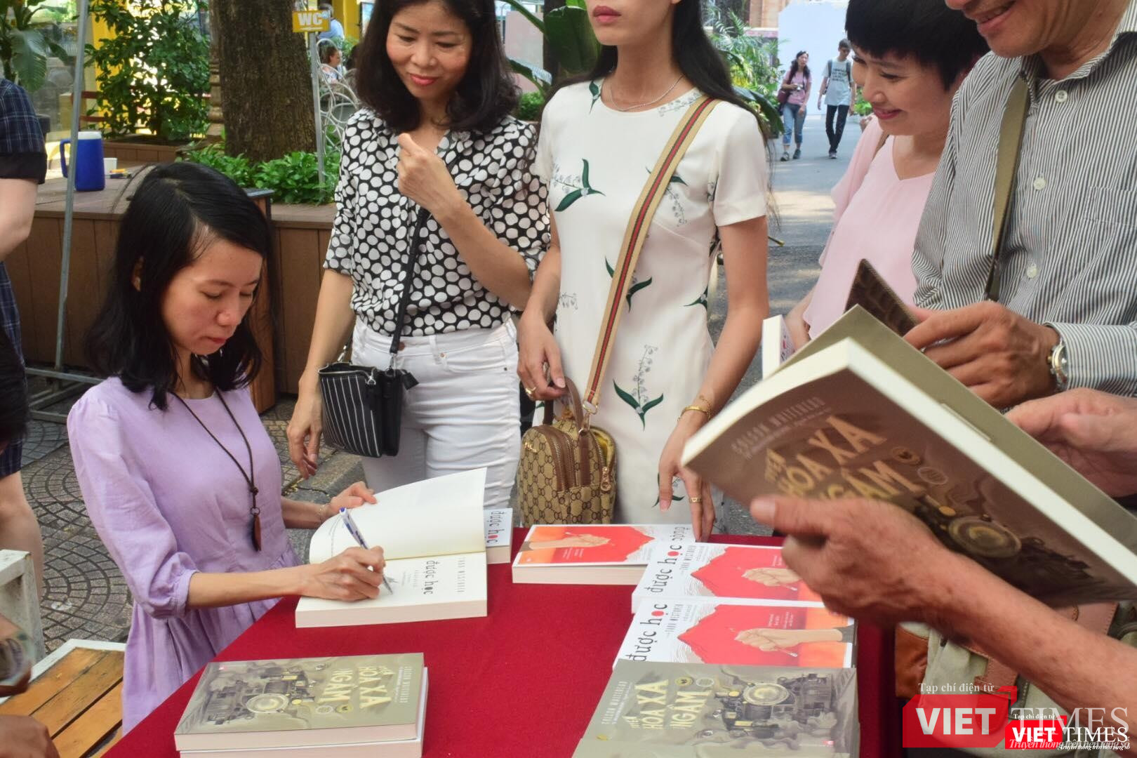 Rât đông độc giả đã tới cuộc giao lưu để có được chữ ký của dịch giả Nguyễn Bích Lan lên cuốn sách mới