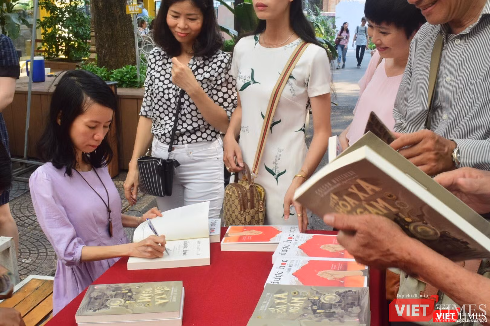 Rât đông độc giả đã tới cuộc giao lưu để có được chữ ký của dịch giả Nguyễn Bích Lan lên cuốn sách mới