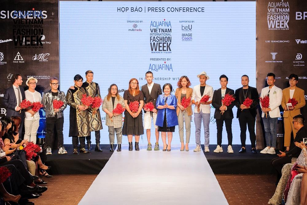 Bà Trang Lê chụp hình cùng các Nhà thiết kế và đại diện thương hiệu sẽ trình diễn tại Aquafina Vietnam Internation Fashion Week 2019