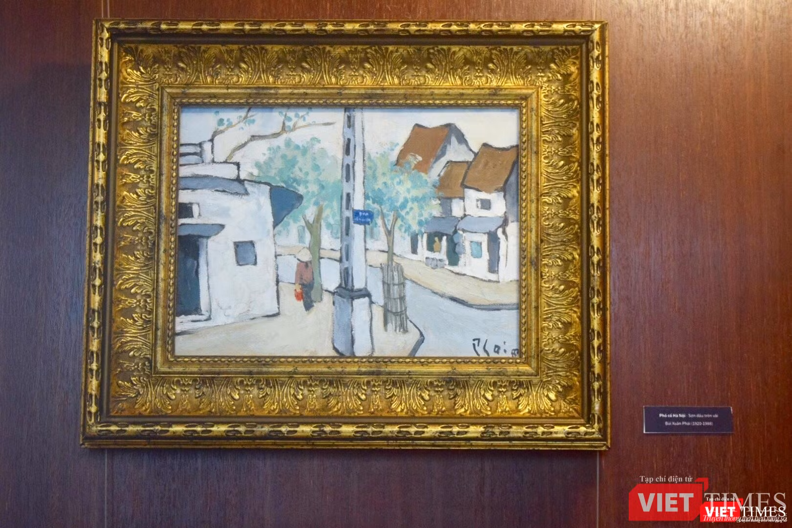 Có thể đếm được hơn 30 bức tranh danh họa Bùi Xuân Phái khổ lớn đang được NST Trần Hậu Tuấn lưu giữ và bảo quản