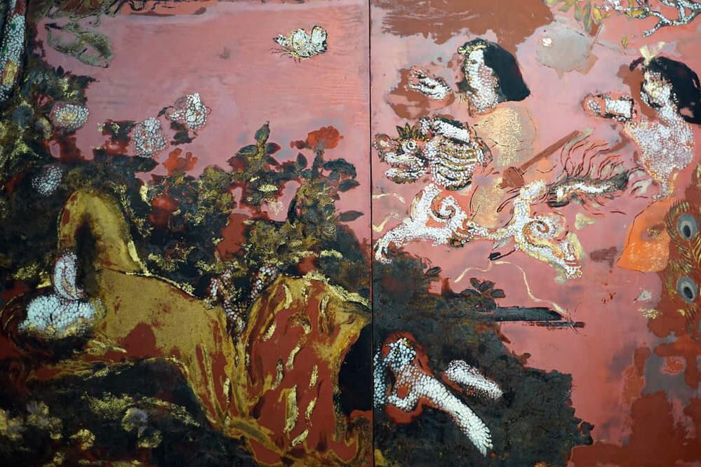 Rất nhiều phần dát vàng tinh tế trên bức tranh khổ cực lớn, hình họa trừu tượng được thực hiện với kỹ thuật bậc thầy Rất nhiều phần dát vàng tinh tế trên bức tranh khổ cực lớn, hình họa trừu tượng được thực hiện với kỹ thuật bậc thầy