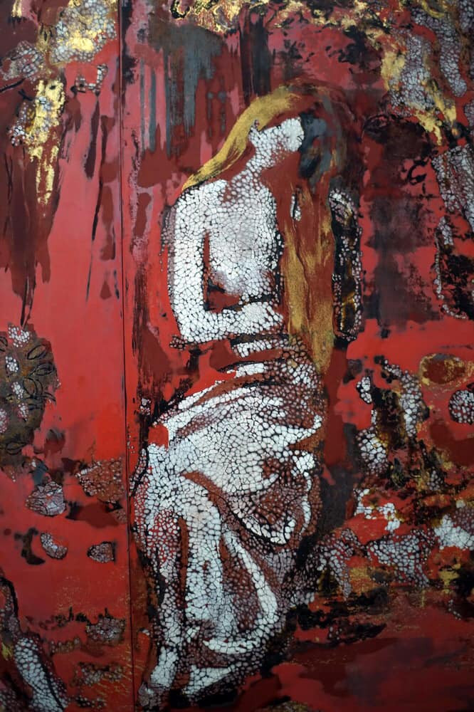 Góc chụp cận cô gái tao nhã trong tranh danh họa