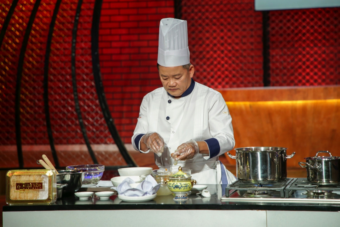 Chef Dương Huy Khải thực hiện súp yến hoa sen