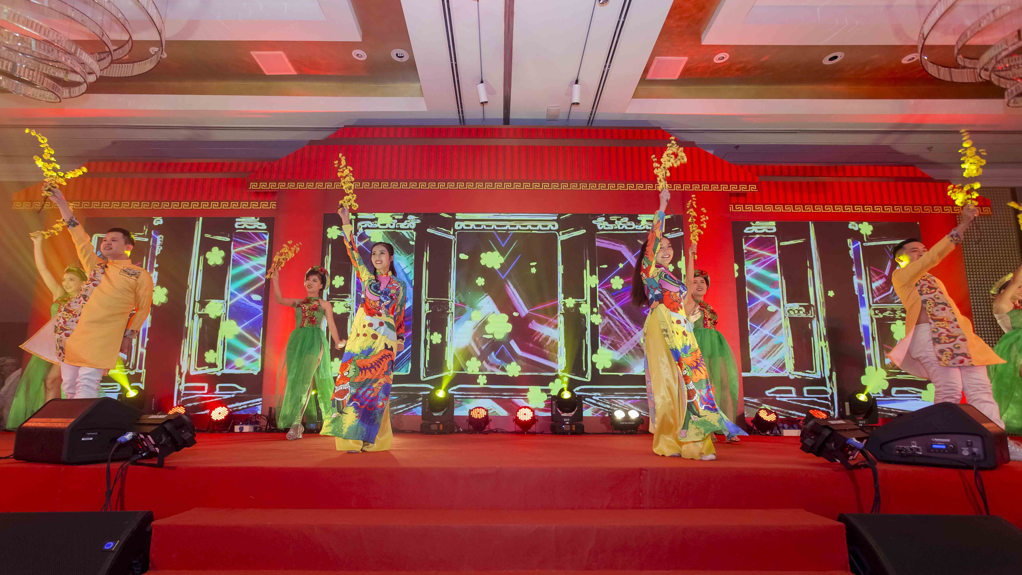 Nhiều chương trình văn nghệ được trình diễn tại Tết Festival 