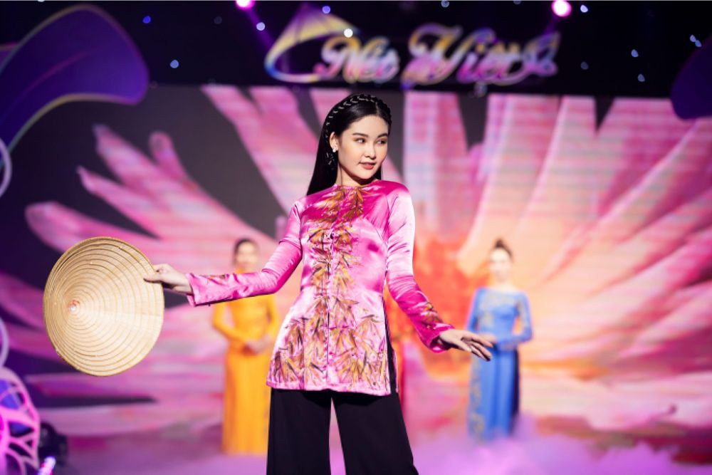 Tre Việt trên chiếc áo bà ba duyên dáng Tre Việt trên chiếc áo bà ba duyên dáng