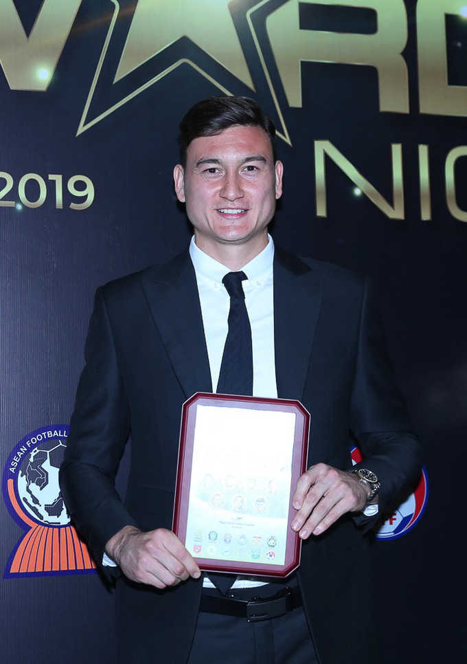 Xuất hiện trong Đội hình tiêu biểu đồng nghĩa Lâm "Tây" là thủ thành hay nhất Đông Nam Á năm qua Xuất hiện trong Đội hình tiêu biểu đồng nghĩa Lâm "Tây" là thủ thành hay nhất Đông Nam Á năm qua