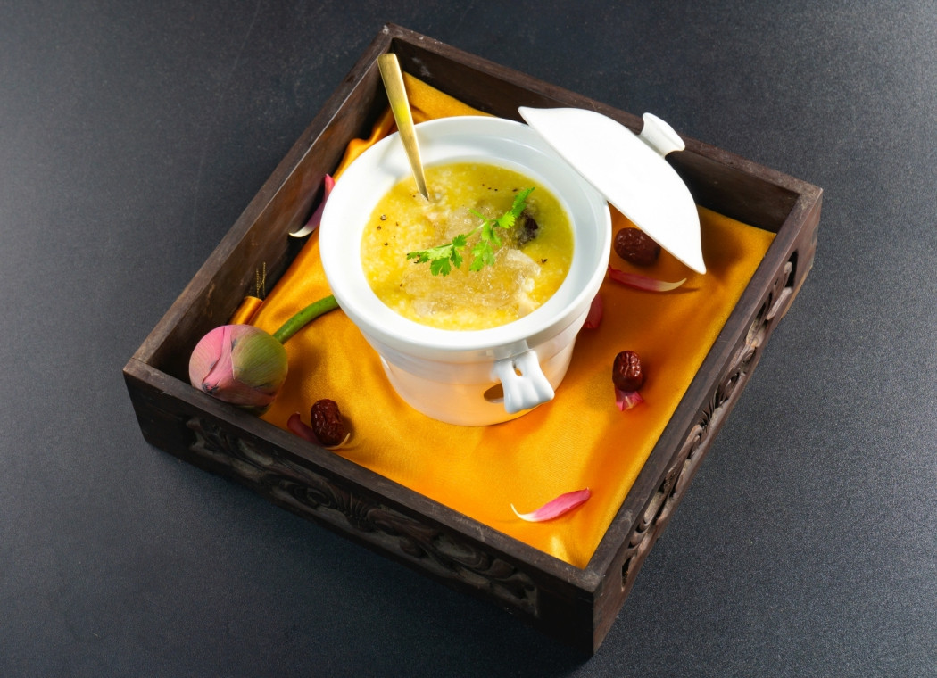 Chef Văn Hưng chế biến Cháo yến bào ngư