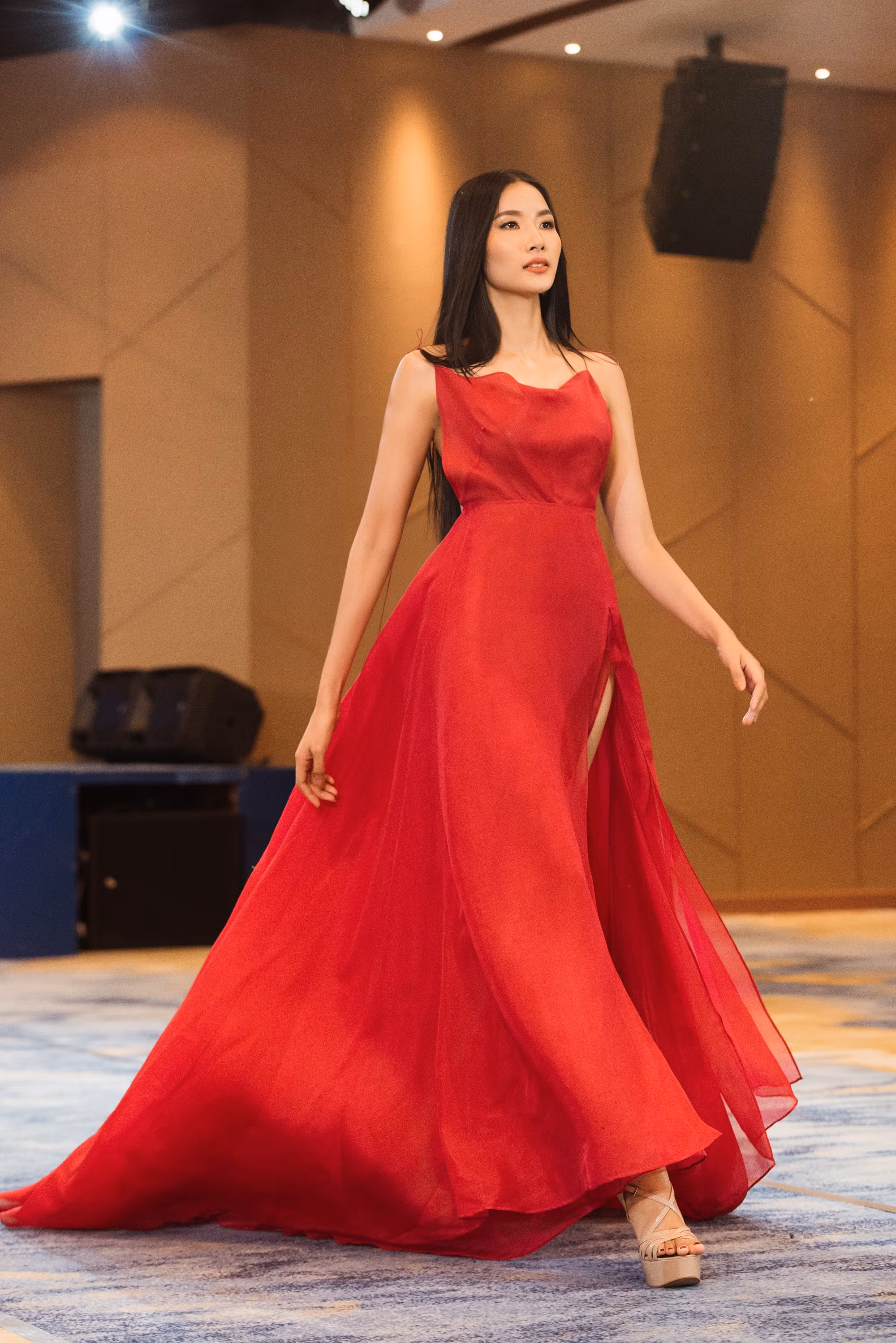 Trang phục dạ hội dành cho Hoàng Thùy 