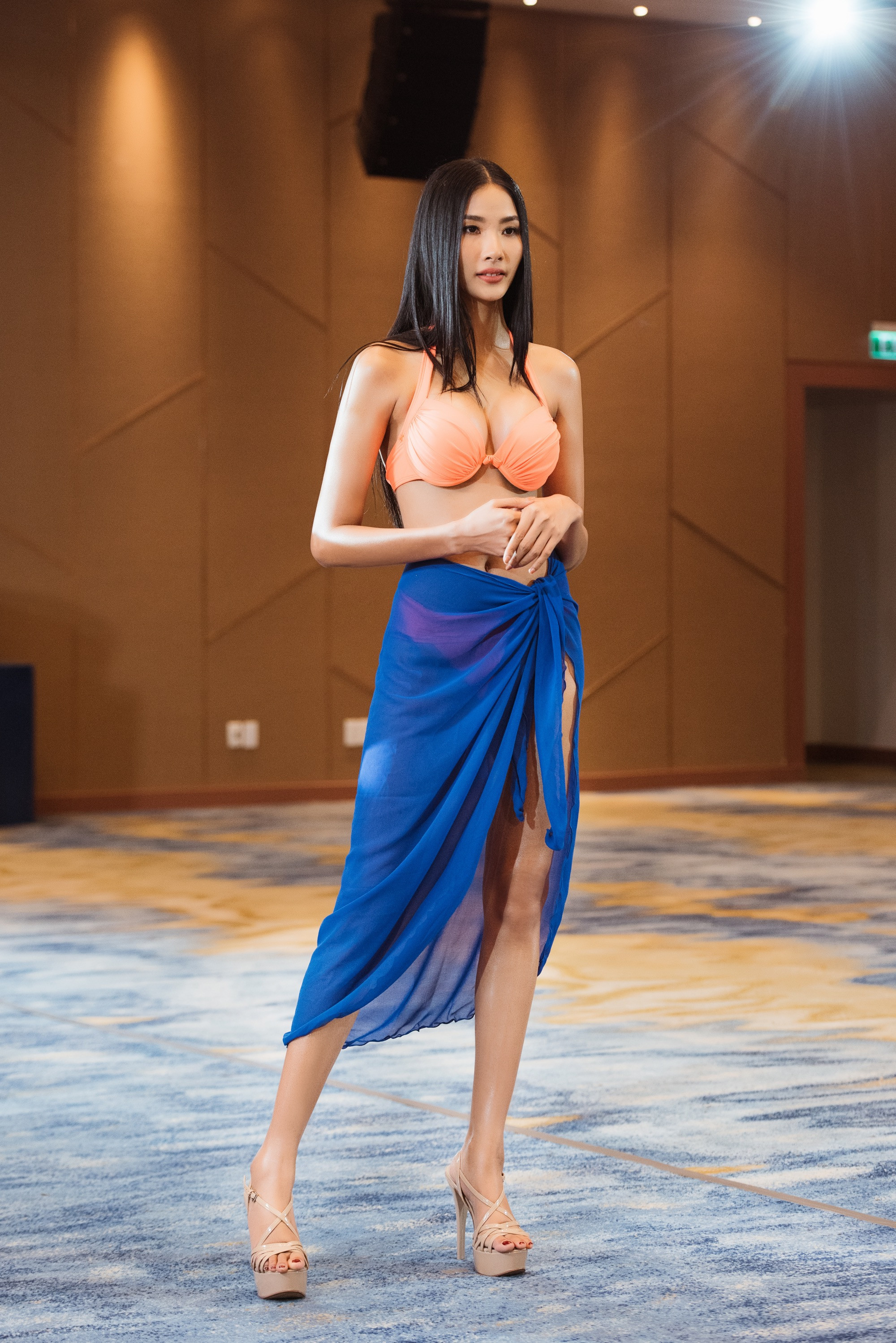 Nhưng hầu như phụ kiện chưa giúp được gì cho Hoàng Thùy