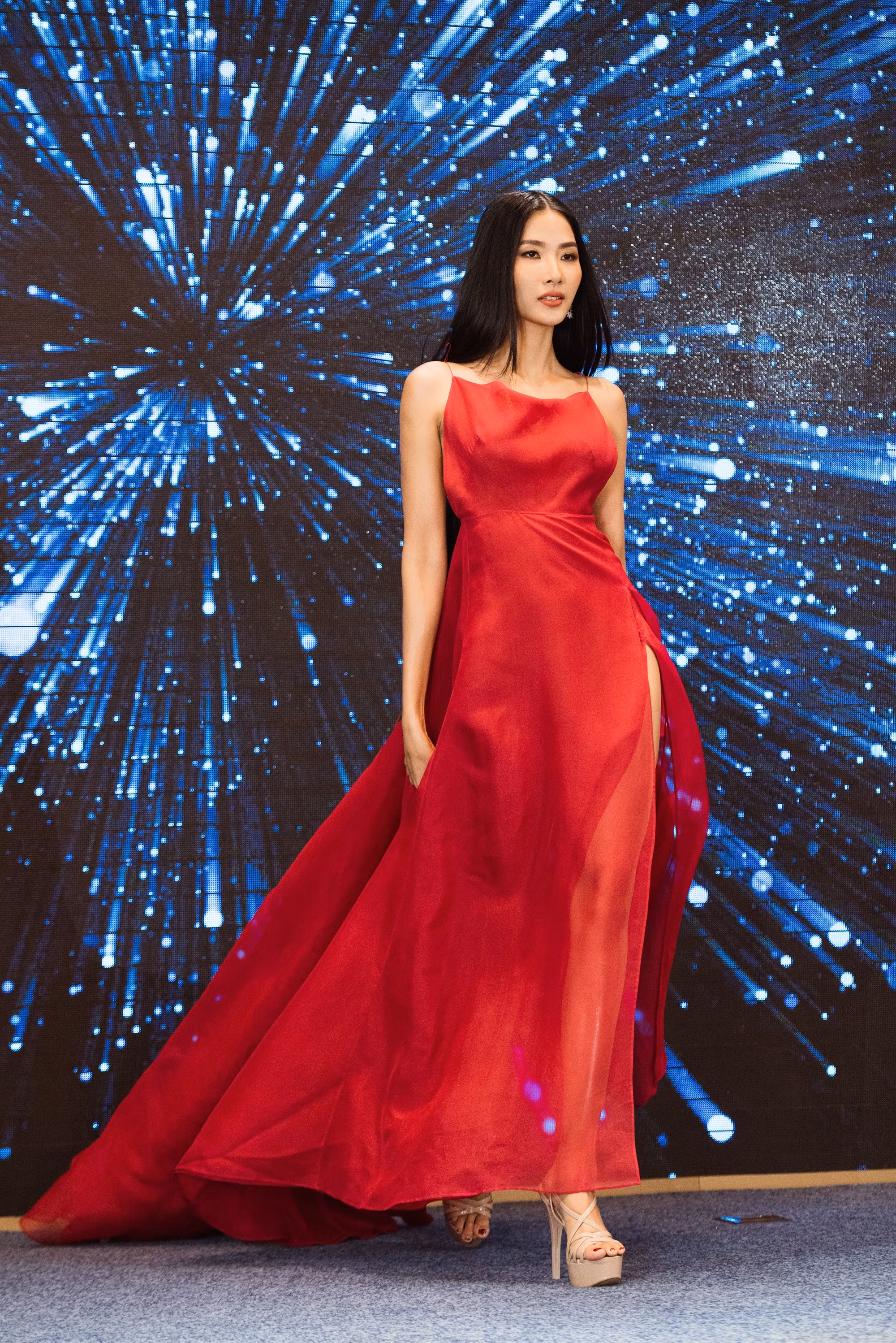 Dù trang phục đỏ nhưng vẫn bị chuyên gia nhận xét là 