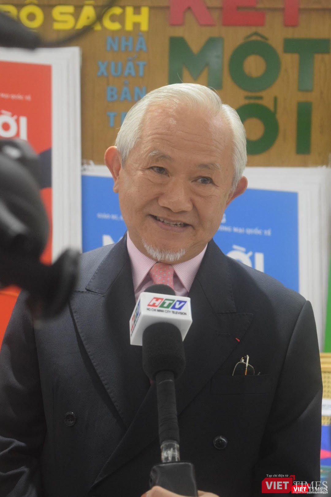 Thầy Phan Văn Trường chia sẻ muốn dành trọn nội dung và thông điệp của bộ sách này cho bạn đọc trẻ