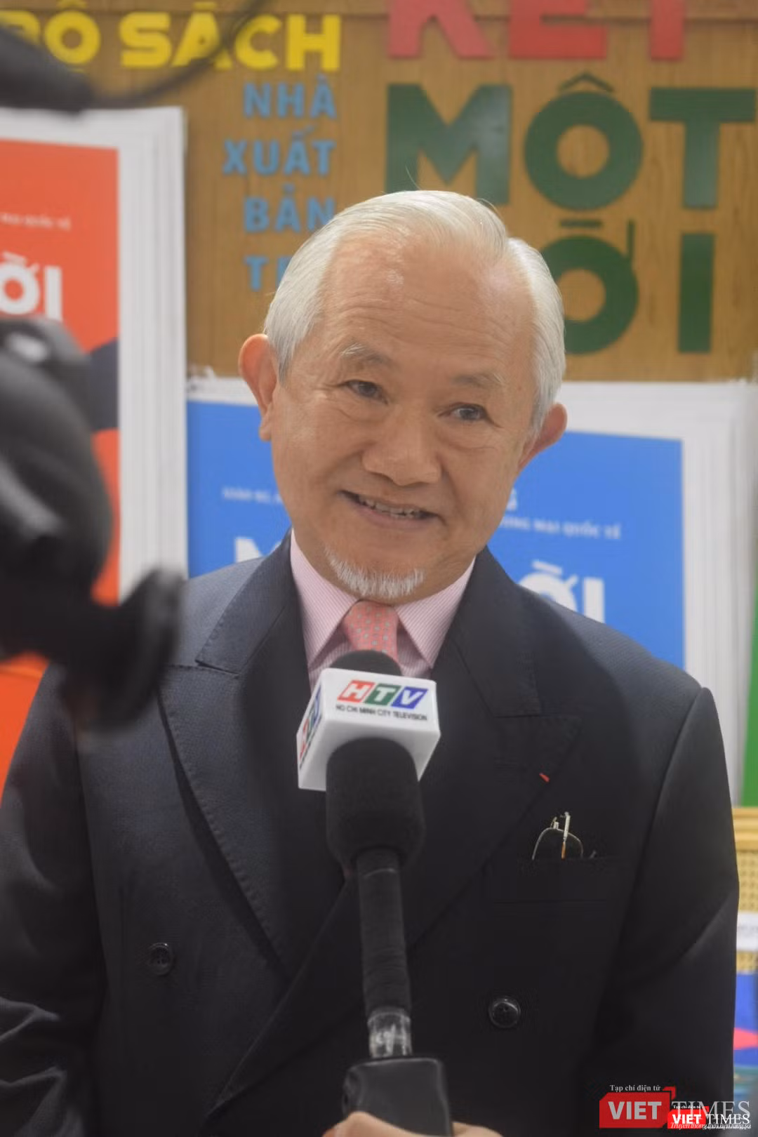 Thầy Phan Văn Trường chia sẻ muốn dành trọn nội dung và thông điệp của bộ sách này cho bạn đọc trẻ