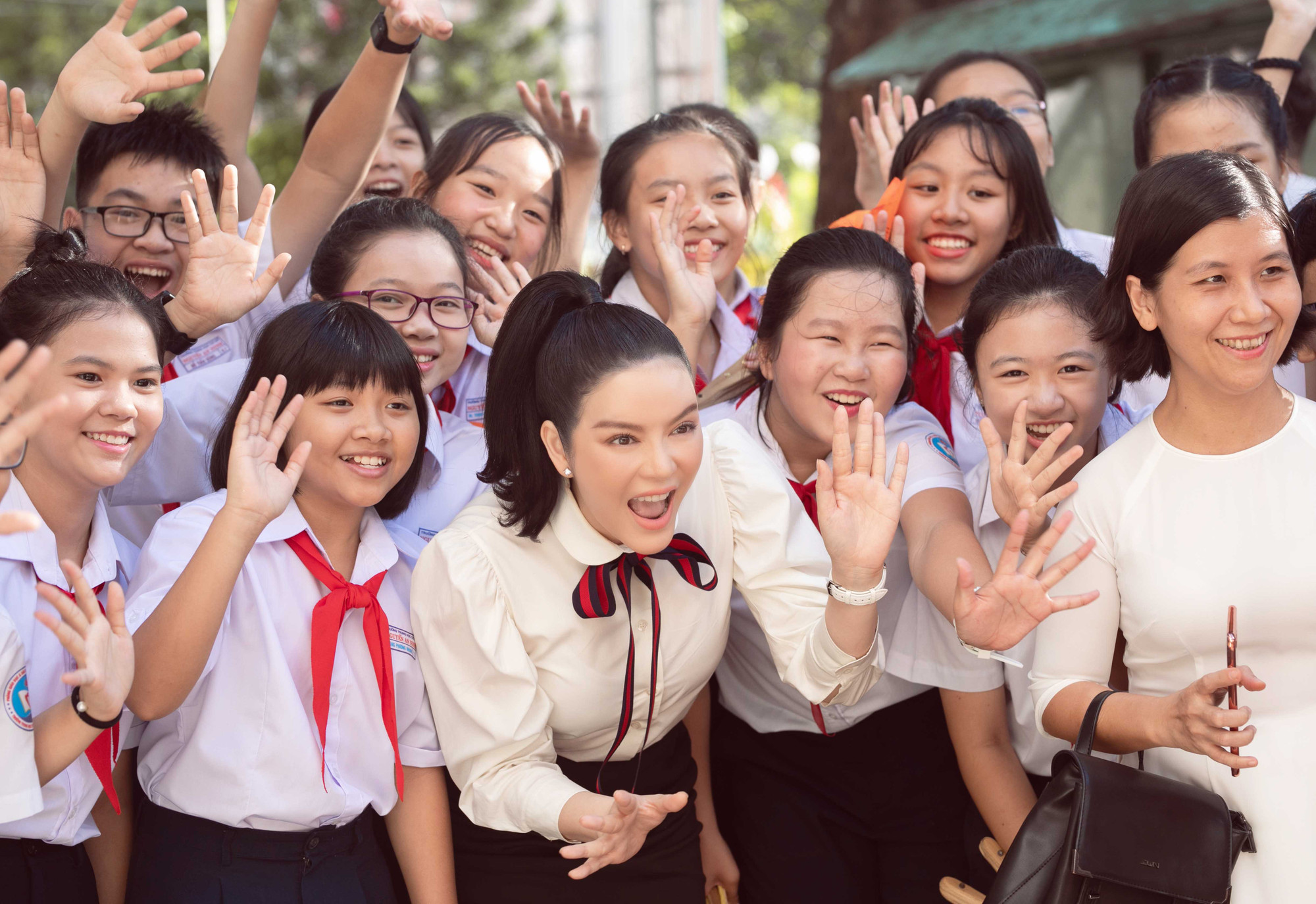 Vui vẻ, hòa đồng cùng các em học sinh Vui vẻ, hòa đồng cùng các em học sinh