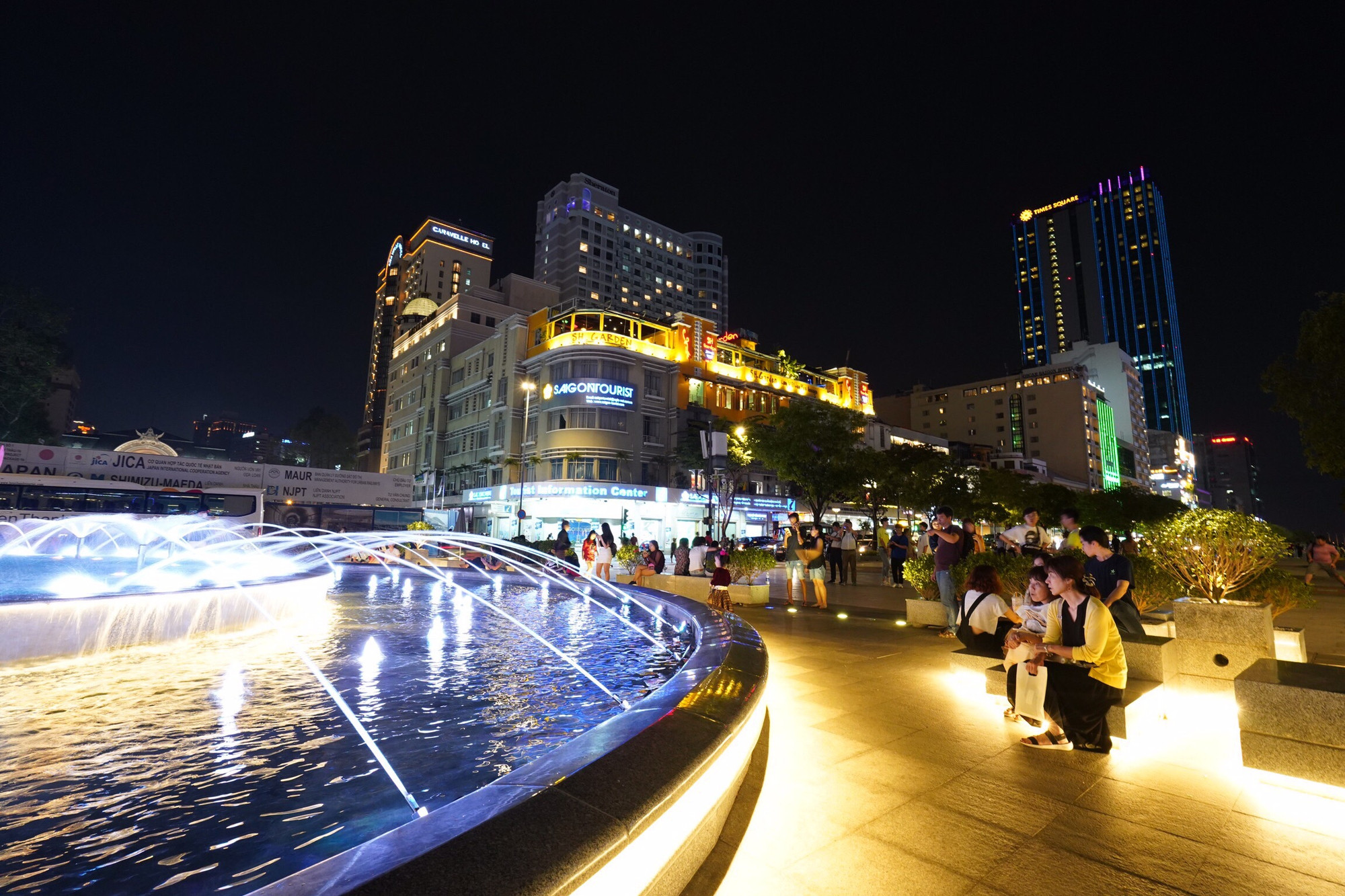 Ngày cuối tuần rất đông người dân tới thưởng thức Đài phun nước nghệ thuật Ngày cuối tuần rất đông người dân tới thưởng thức Đài phun nước nghệ thuật