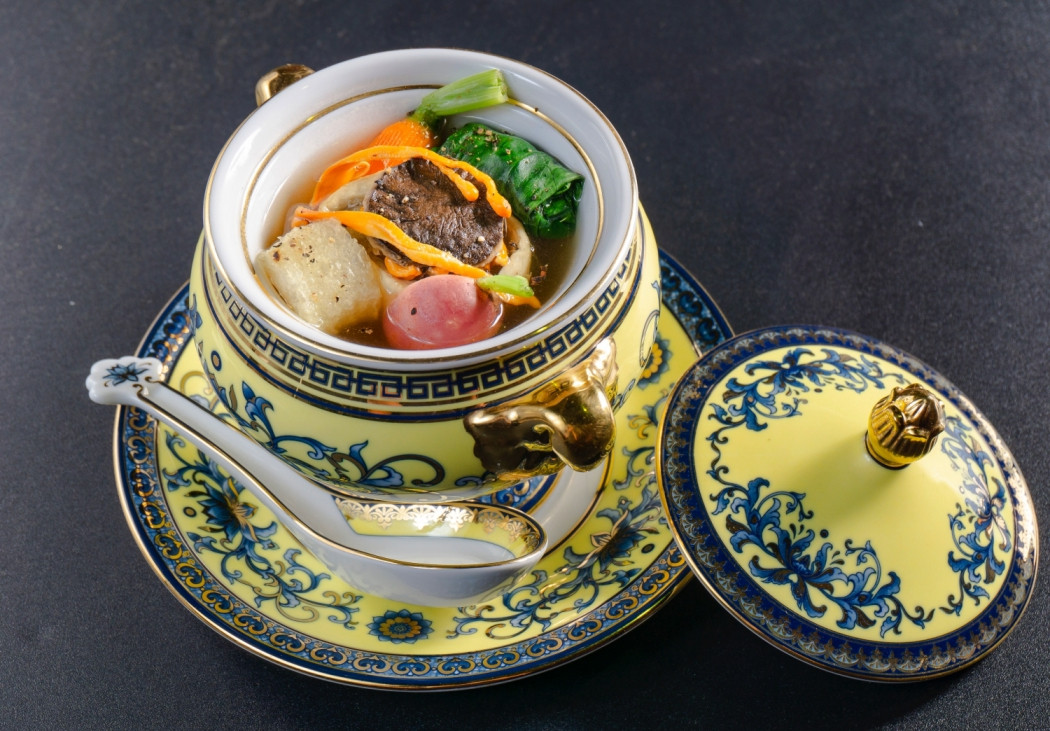 Chef Hoàng Sin và món Canh chả Yến lá chùm ngây