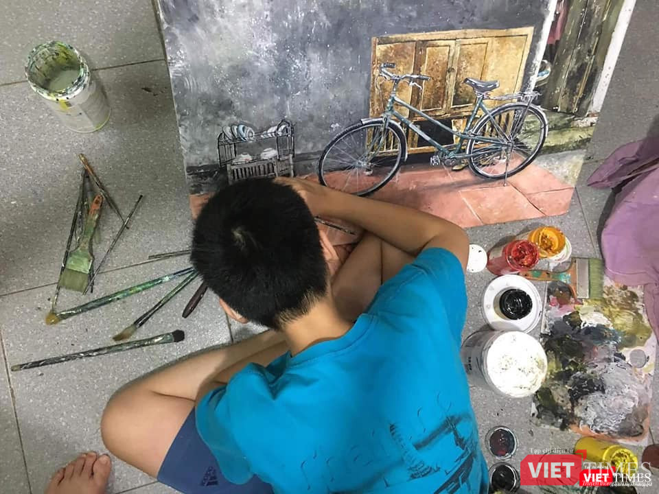 Cậu bé say sưa sống trong thế giới màu sắc 