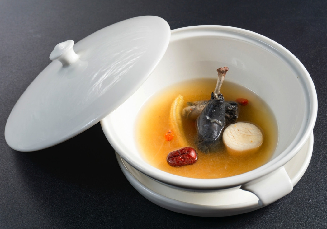 Chef Tommy với món Gà ác cuộn yến