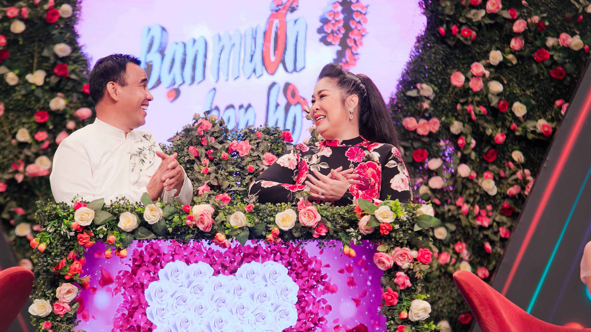 Ông mai bà mối bị thuyết phục bởi sự tự tin và ý nhị của chàng trai