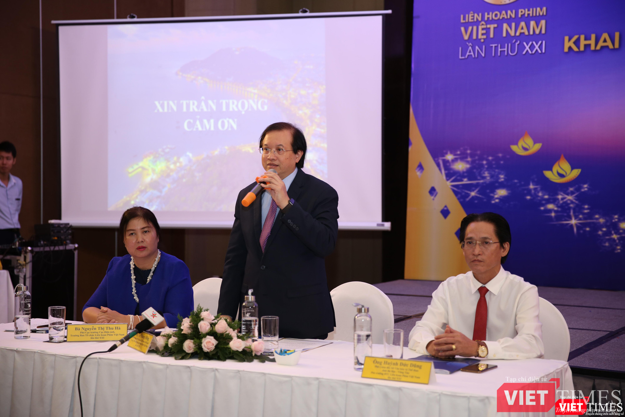 Thứ trưởng Tạ Quang Đông, bà Nguyễn Thị Thu Hà (áo xanh) - Phó Cục trưởng Cục Điện ảnh Việt Nam cùng trả lời báo chí