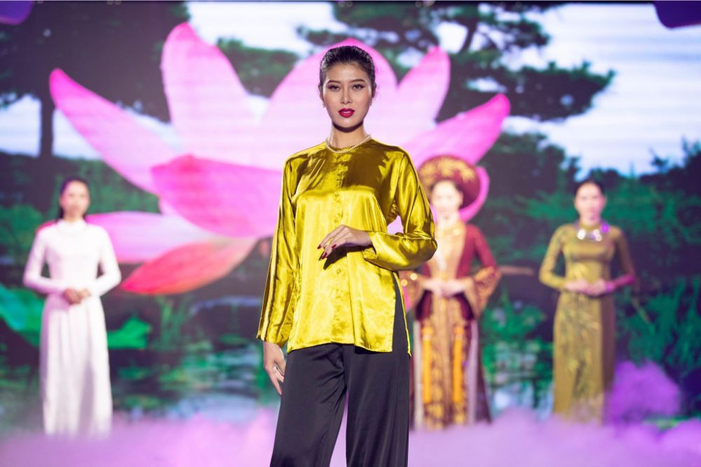 Phương Trang tỏa sáng với sắc vàng đặc trưng Nam bộ của tà áo bà ba Phương Trang tỏa sáng với sắc vàng đặc trưng Nam bộ của tà áo bà ba