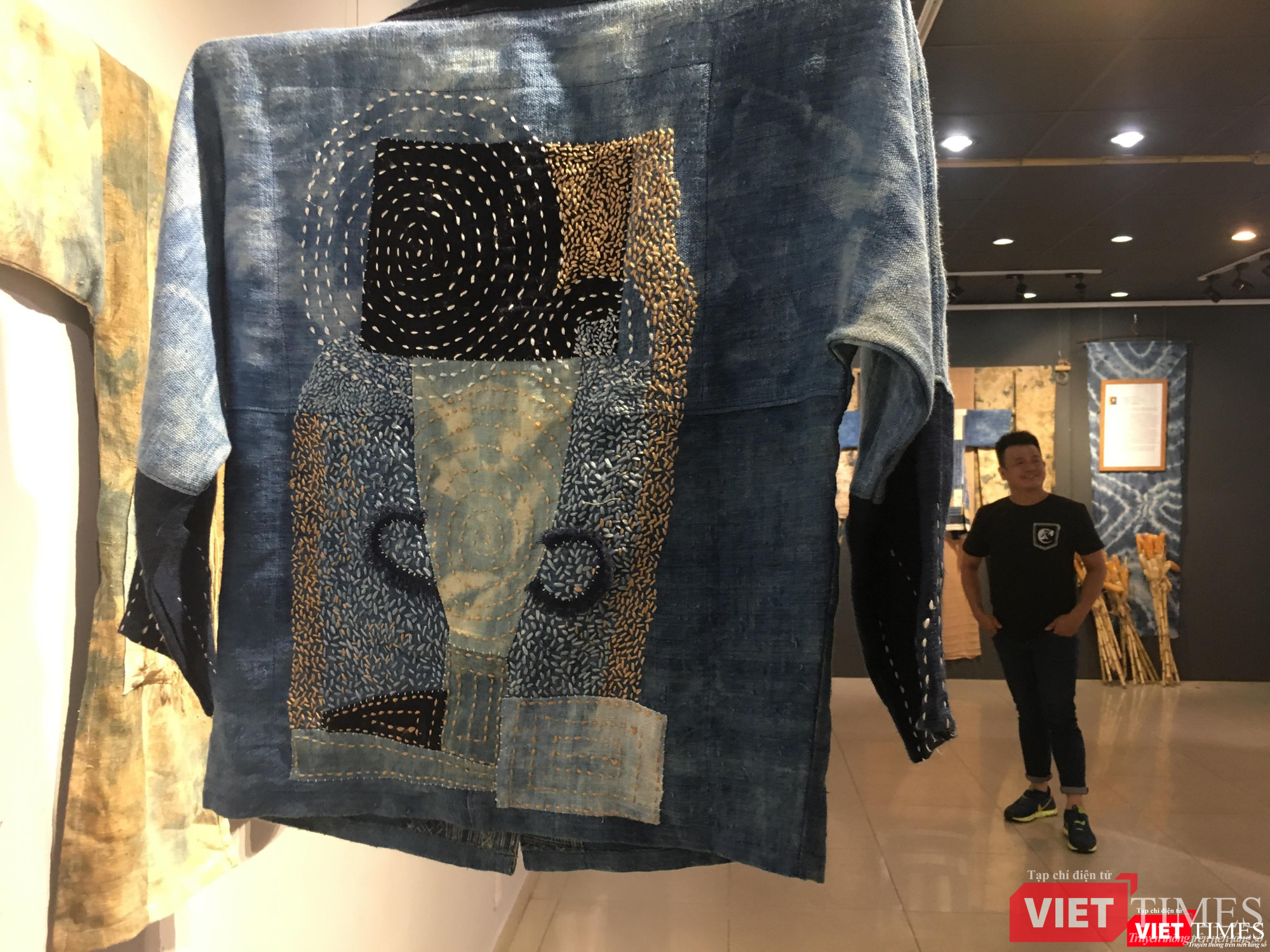 Thiết kế của Phạm Phan Hoàng Linh được làm từ vải nhuộm chàm và thêu tay truyền thống 