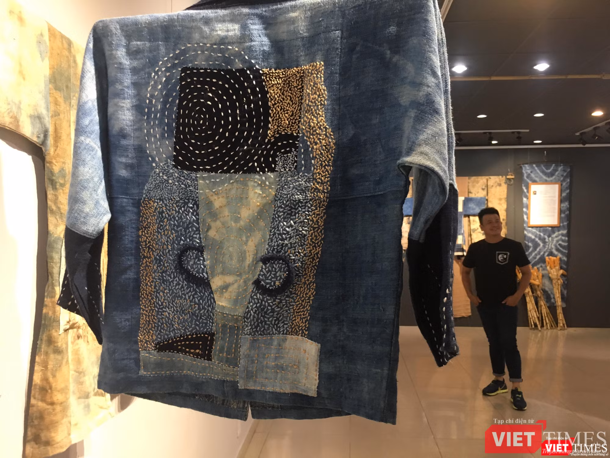 Thiết kế của Phạm Phan Hoàng Linh được làm từ vải nhuộm chàm và thêu tay truyền thống 