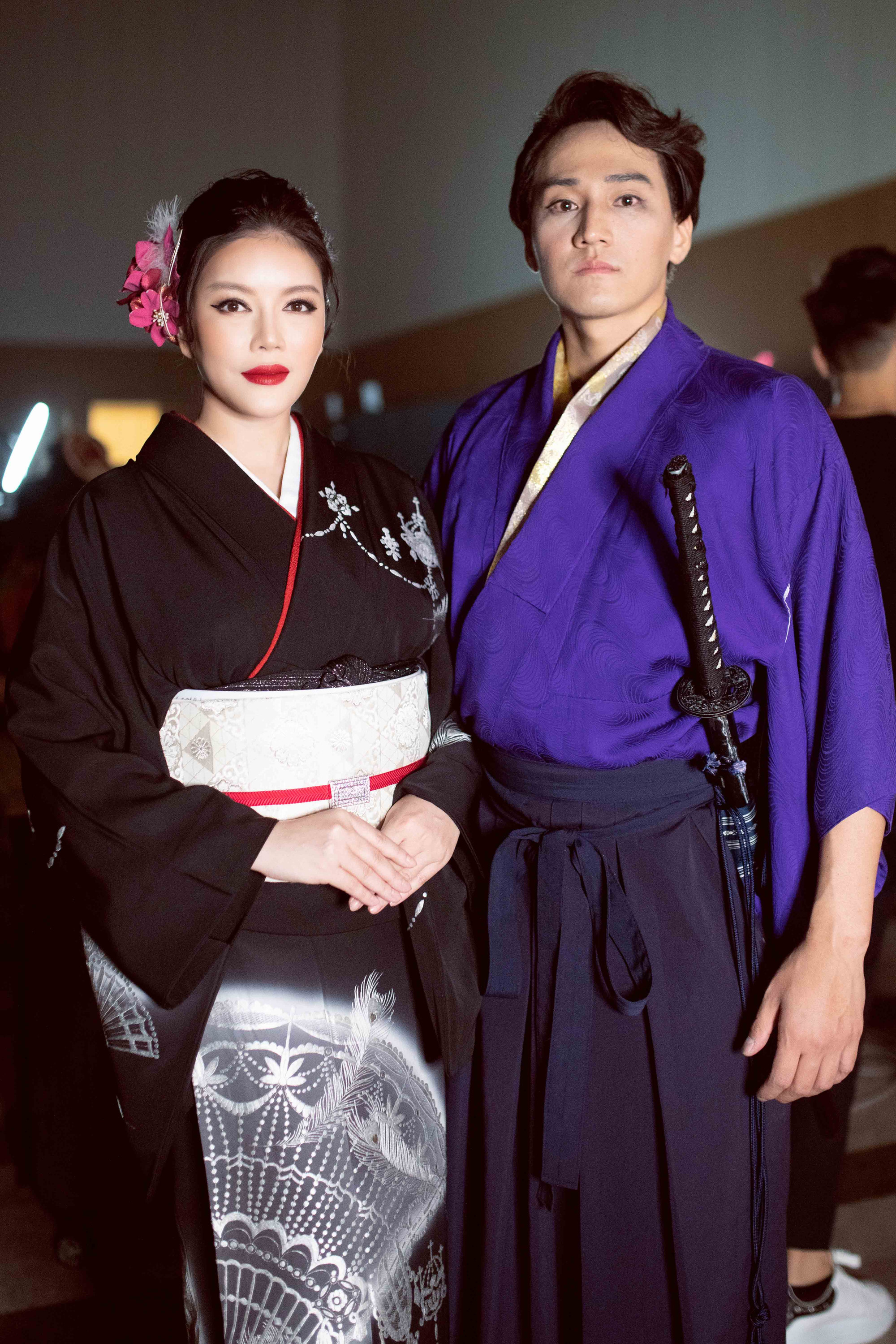 Đích thân nhà thiết kế Hannari Ana Sacra đã mặc trang phục cho Lý Nhã Kỳ.