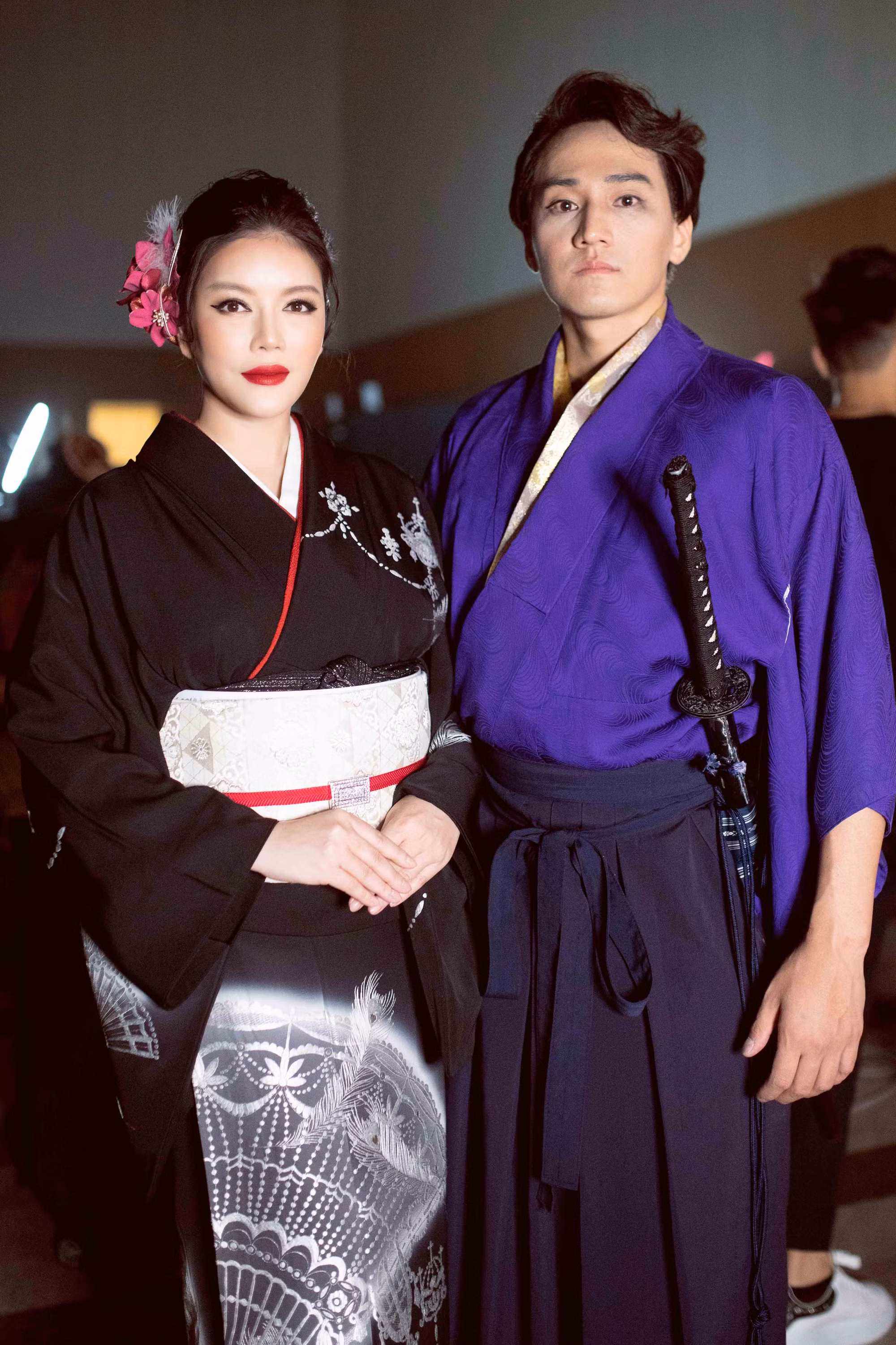 Đích thân nhà thiết kế Hannari Ana Sacra đã mặc trang phục cho Lý Nhã Kỳ.