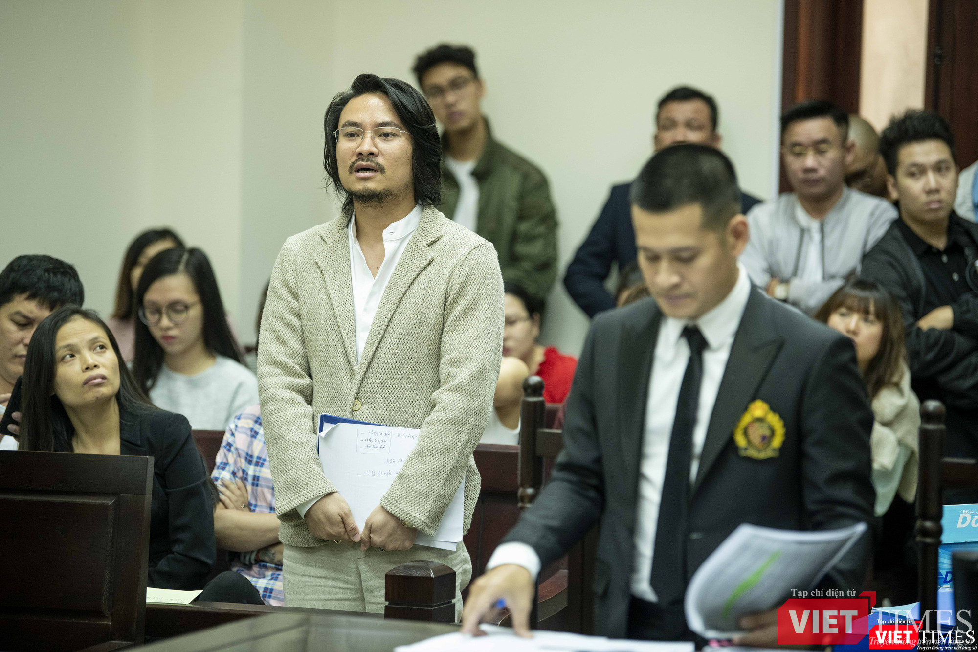 Đạo diễn Hoàng Nhật Nam (áo trắng) kiện đạo diễn Việt Tú (áo đen) tội bôi nhọ danh dự