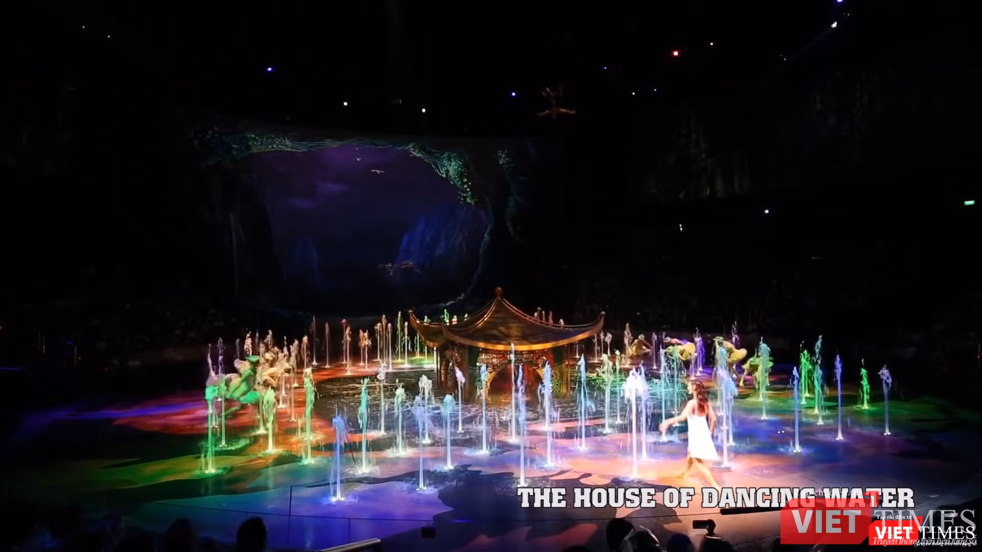 Nhà đầu tư đưa bằng chứng về việc ý tưởng thủy đình nổi lên đã dàn dựng trong nhiều show diễn Nhà đầu tư đưa bằng chứng về việc ý tưởng thủy đình nổi lên đã dàn dựng trong nhiều show diễn