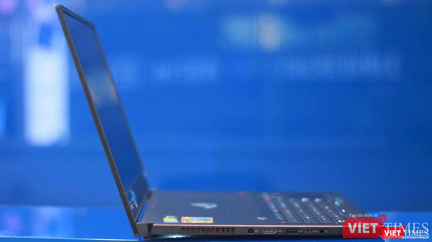 Máy có độ dày chỉ 18,7mm. Máy có độ dày chỉ 18,7mm.