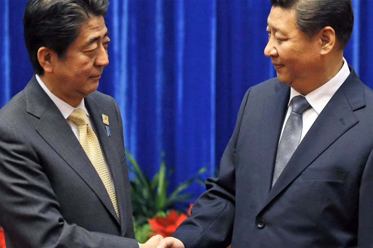 Thủ tướng Nhật Bản Shinzo Abe bắt tay Chủ tịch Trung Quốc Tập Cận Bình tại diễn đàn APEC tổ chức ở Bắc Kinh. Ảnh: AP