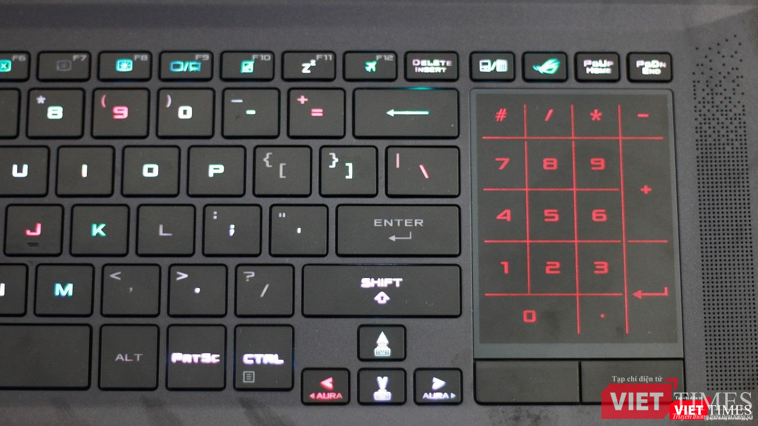 Thiết kế bàn phím chưa đem lại cảm giác thoải mái khi sử dụng. Thiết kế bàn phím chưa đem lại cảm giác thoải mái khi sử dụng.