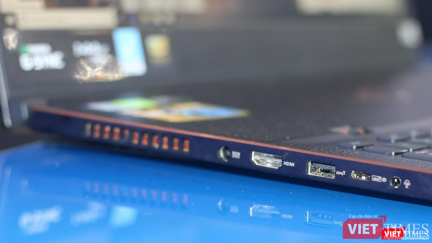 Cạnh trái của máy. Cạnh trái của máy.