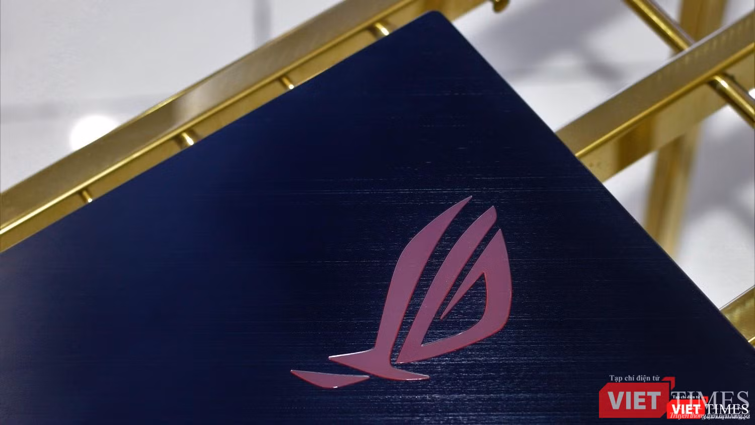 Logo Republic of Gamers trang trí trên nắp máy.