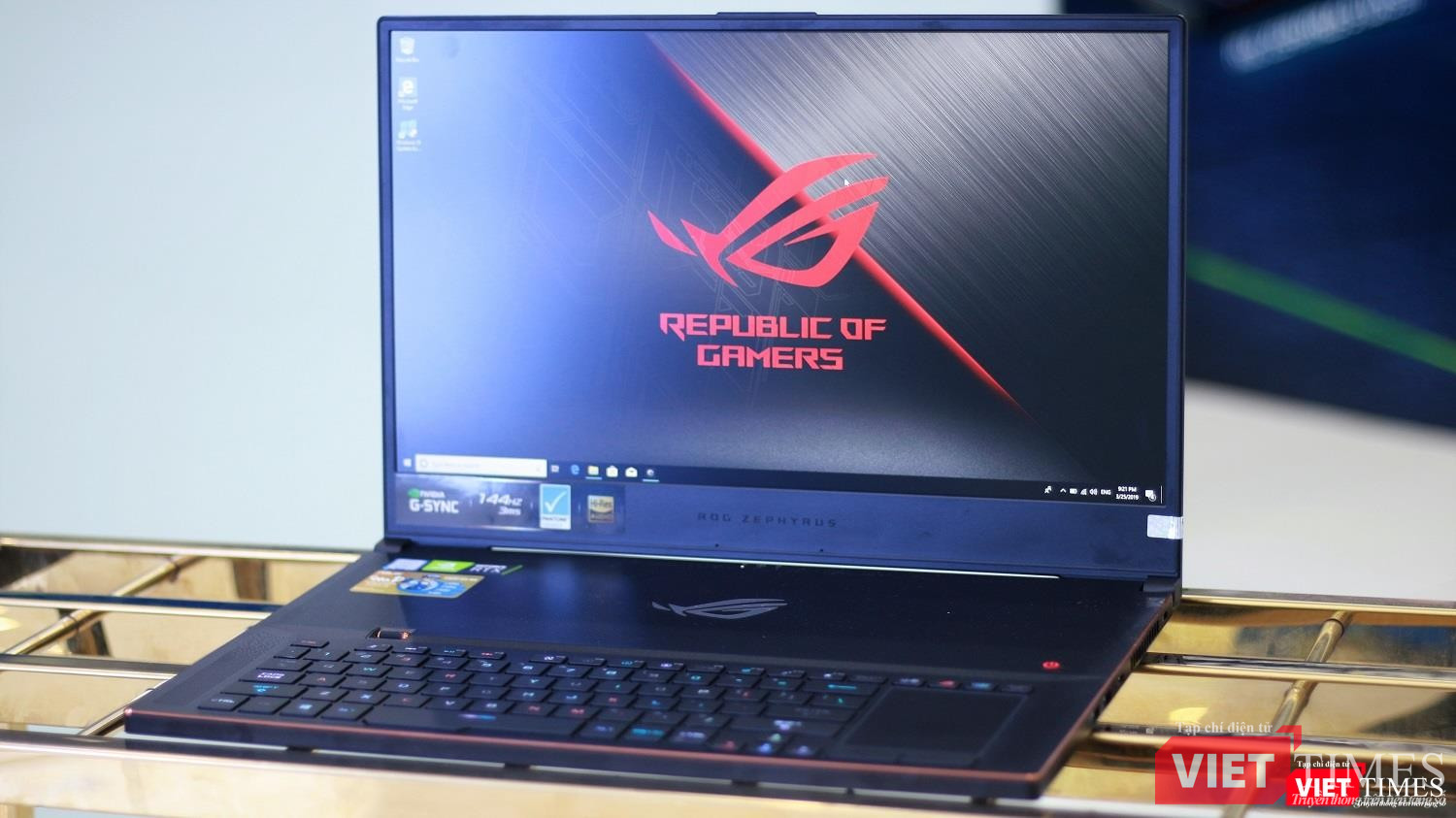 Asus ROG Zephyrus S GX701 nặng khoảng 2,7kg. Asus ROG Zephyrus S GX701 nặng khoảng 2,7kg.